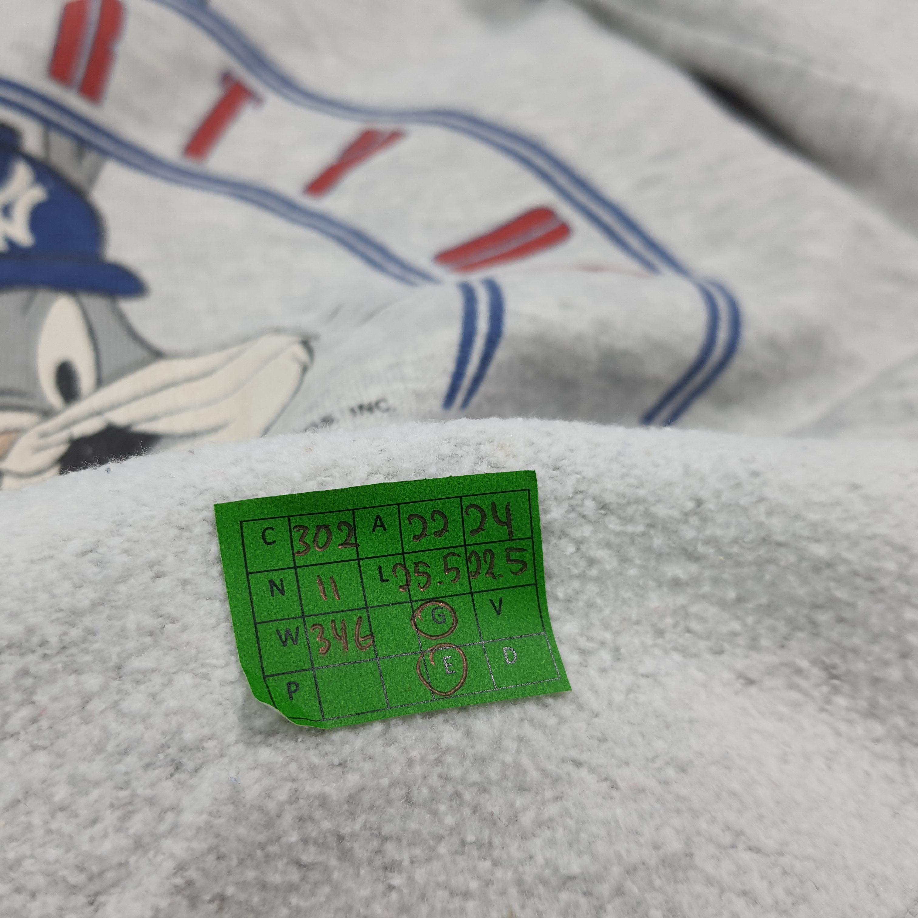 Vintage Vintage New York Yankees Bugs Bunny Sweatshirt C302N11 Size US M / EU 48-50 / 2 - 8 Thumbnail