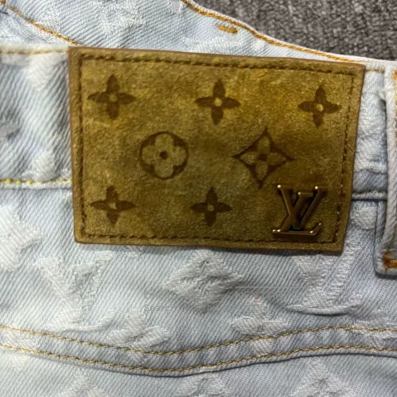 Louis Vuitton Louis Vuitton 24 Blue Logo monogrammed button pocket jeans Size US 31 - 5 Thumbnail