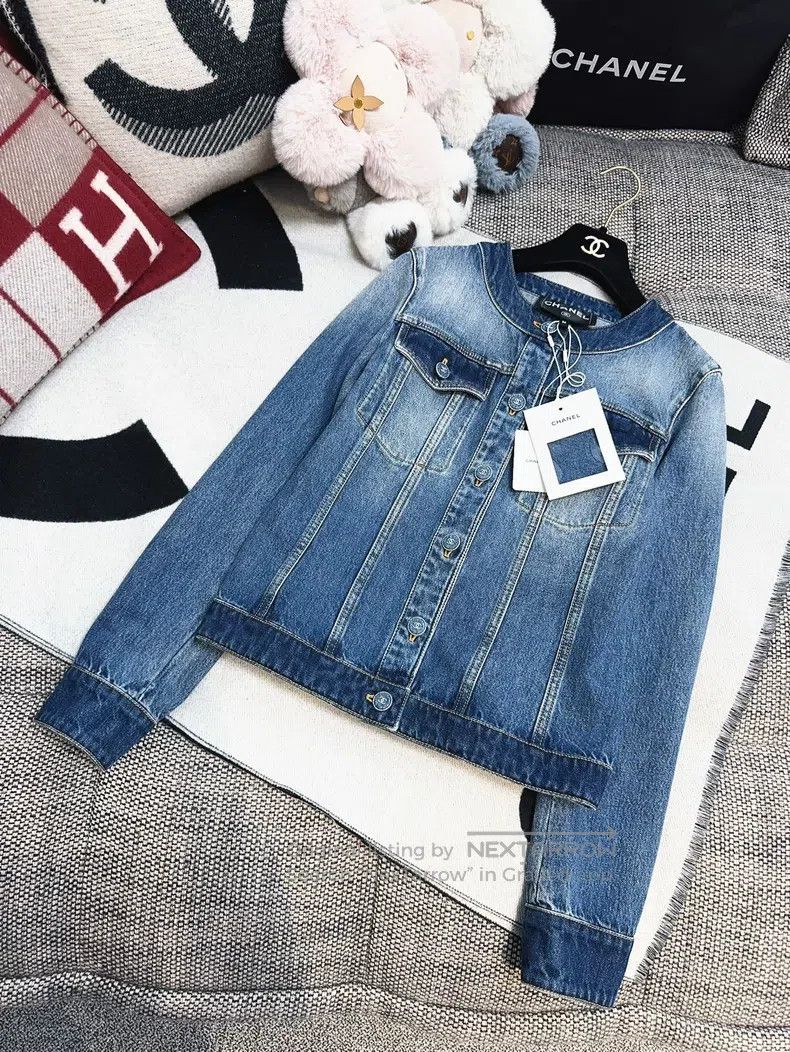 Chanel Chanel 24B blue round neck two-pocket gradient denim jacke Size XS / US 0-2 / IT 36-38 - 3 Thumbnail