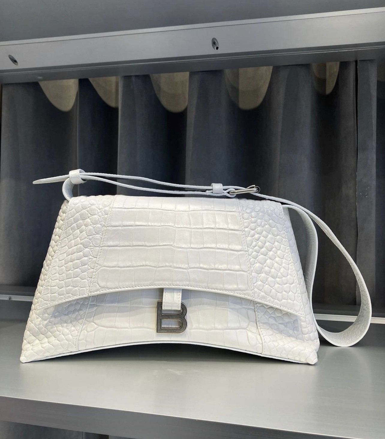 Balenciaga 🔥$2.2K VALUE🔥 Balenciaga Leather Downtown M Shoulder Bag Size ONE SIZE - 1 Preview