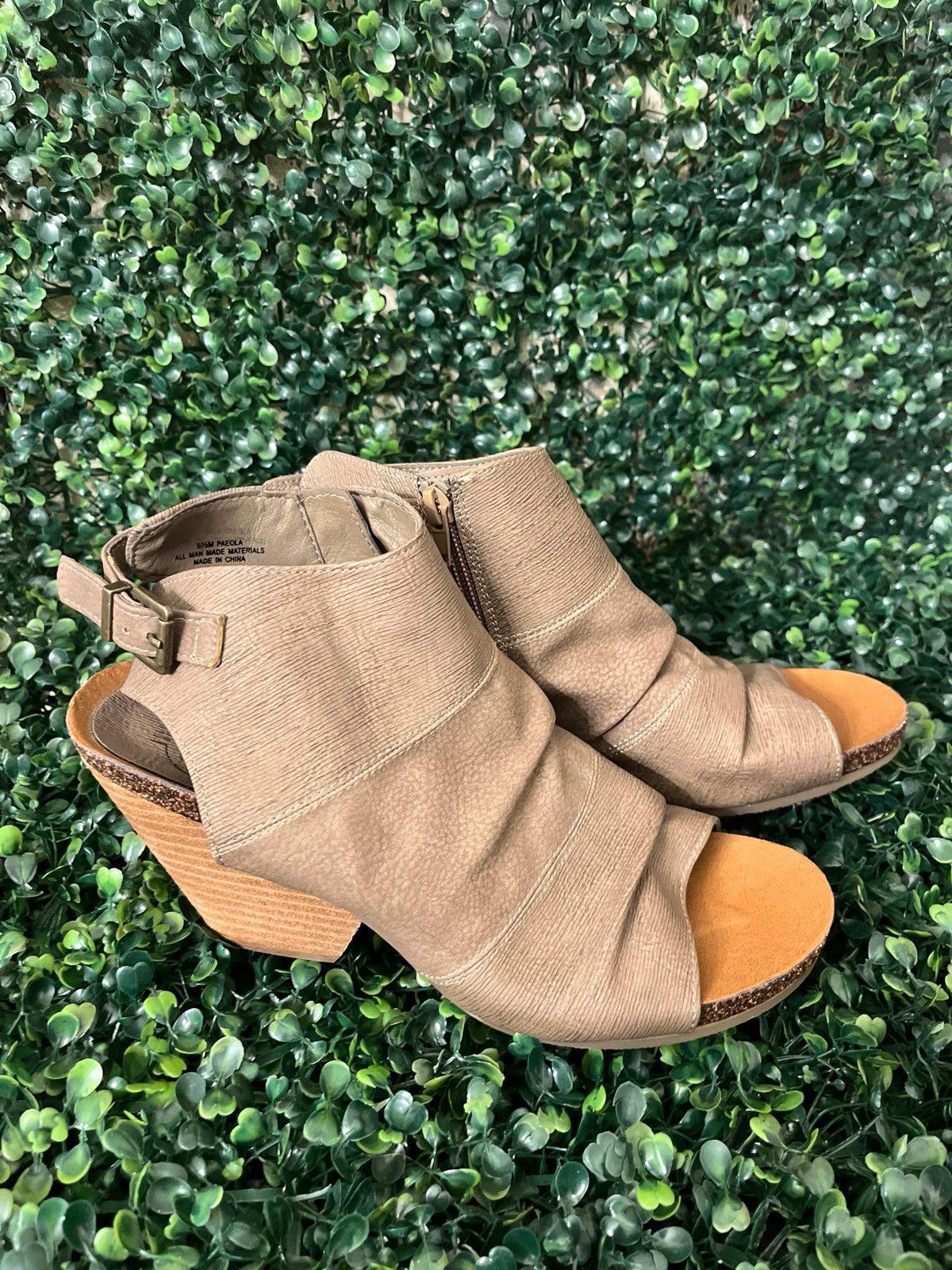 Designer Hokus Pokus taupe Heeled peep-toe booties, size 9.5 Size US 9.5 / IT 39.5 - 1 Thumbnail