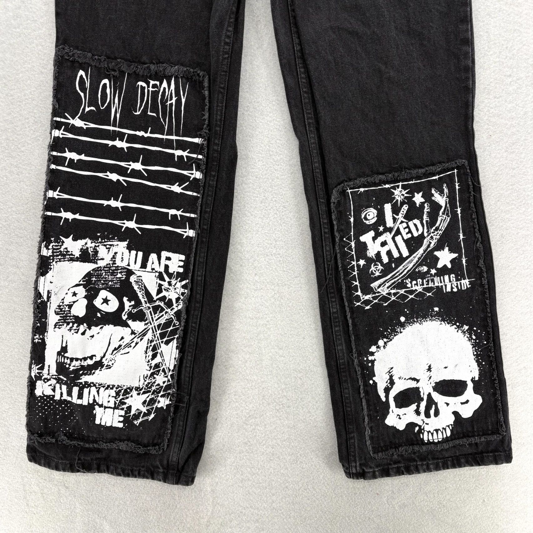 Hot Topic Hot Topic Jeans Mens 28x32 Black Dark Wash Relaxed Skull Patch Denim Gothic Punk Jeans Shirt, Pants, Pants? Size US 28 / EU 44 - 3 Thumbnail