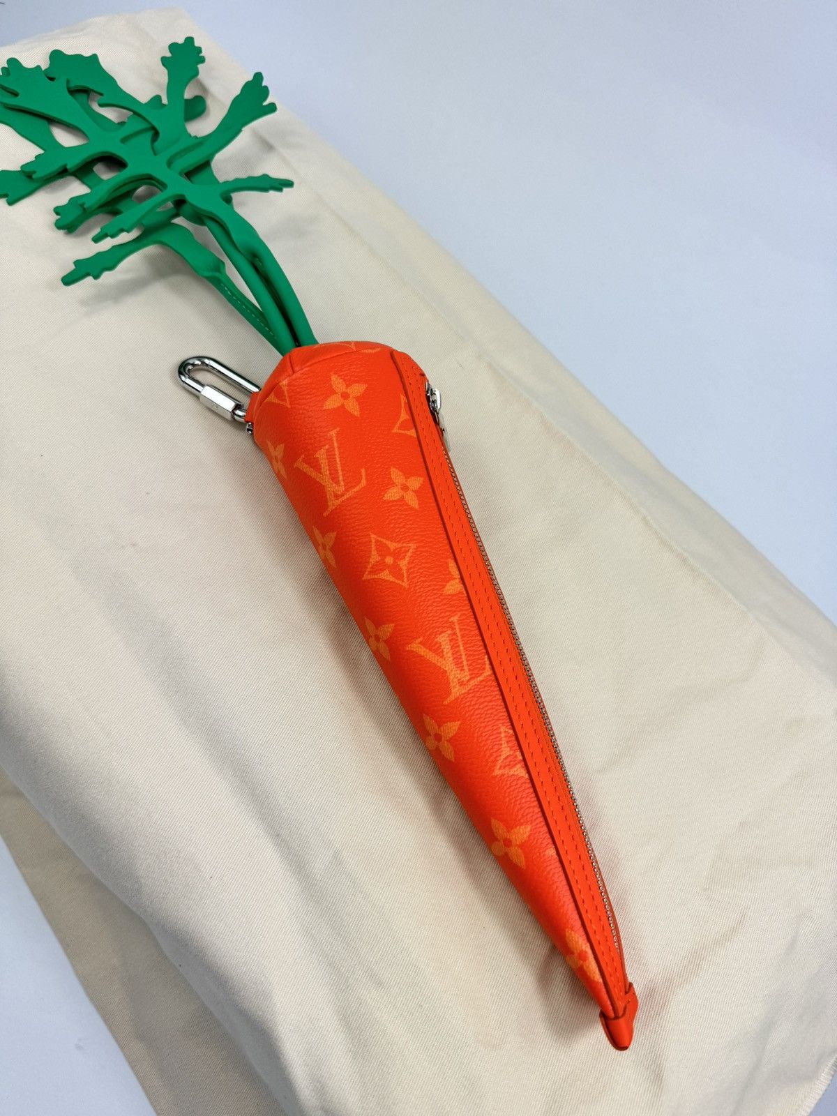 Louis Vuitton CARROT POUCH M80851 (RARE) Size ONE SIZE - 4 Thumbnail