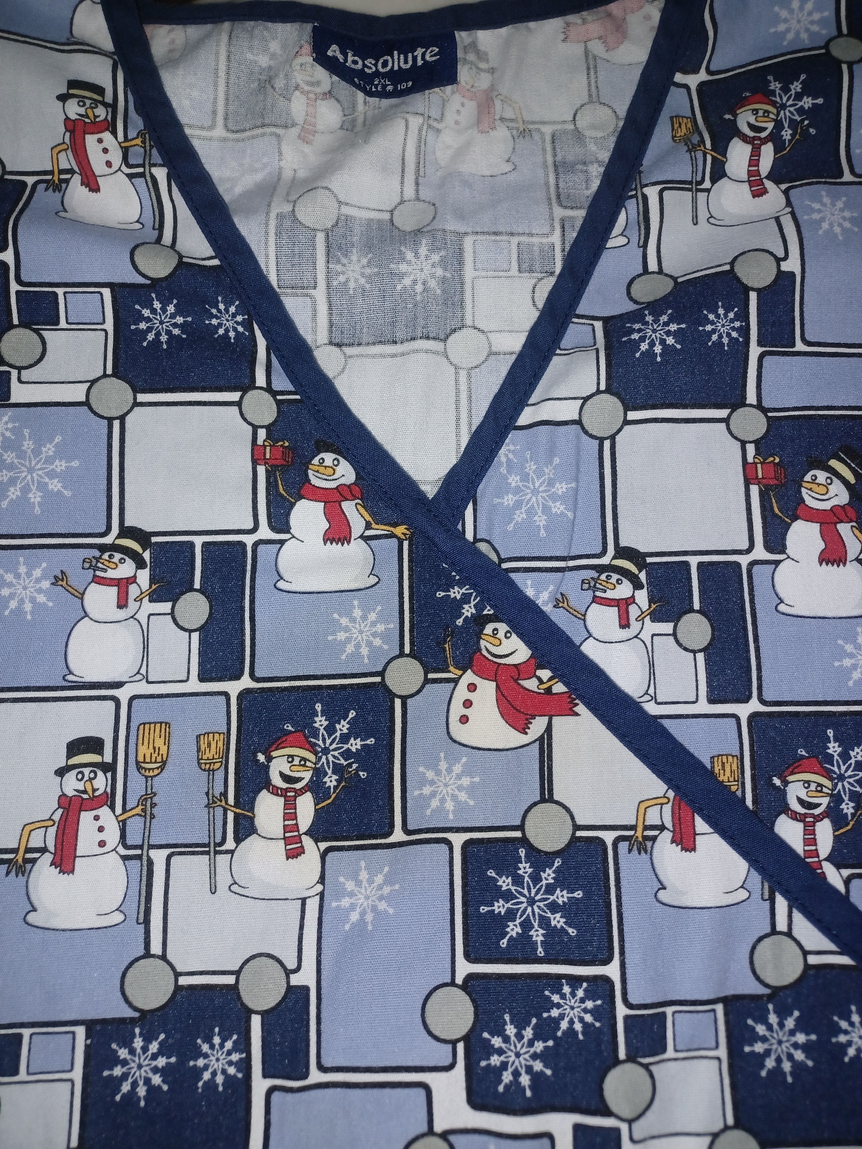 Other Women's Scrub Top Christmas/Winter Theme 2X Lots of Blue Size XXL / US 16-18 / IT 52-54 - 6 Thumbnail