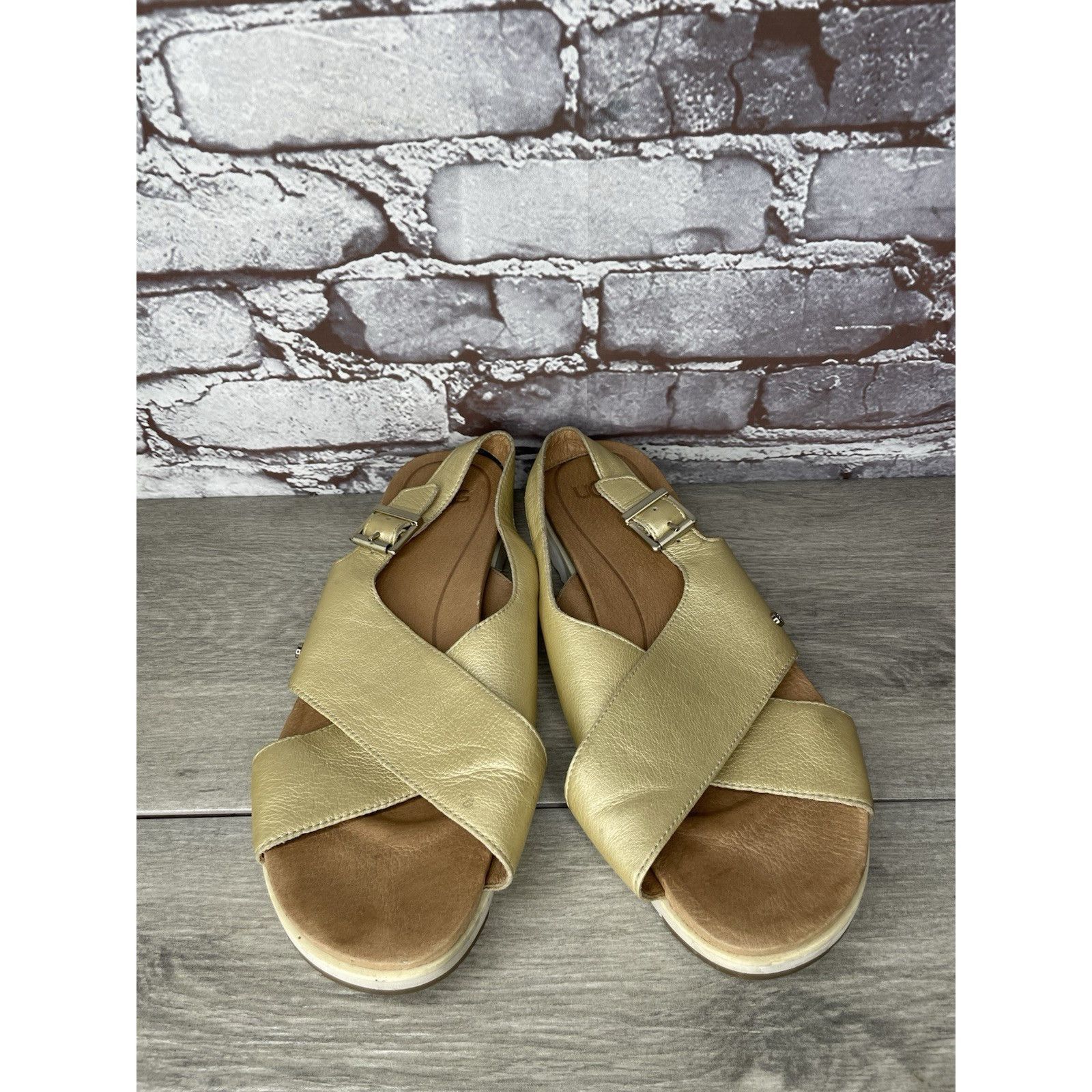 Ugg UGG Gold Leather Kamile Cross Strap Comfort Sandals Women Sz Size US 10 / IT 40 - 21 Thumbnail