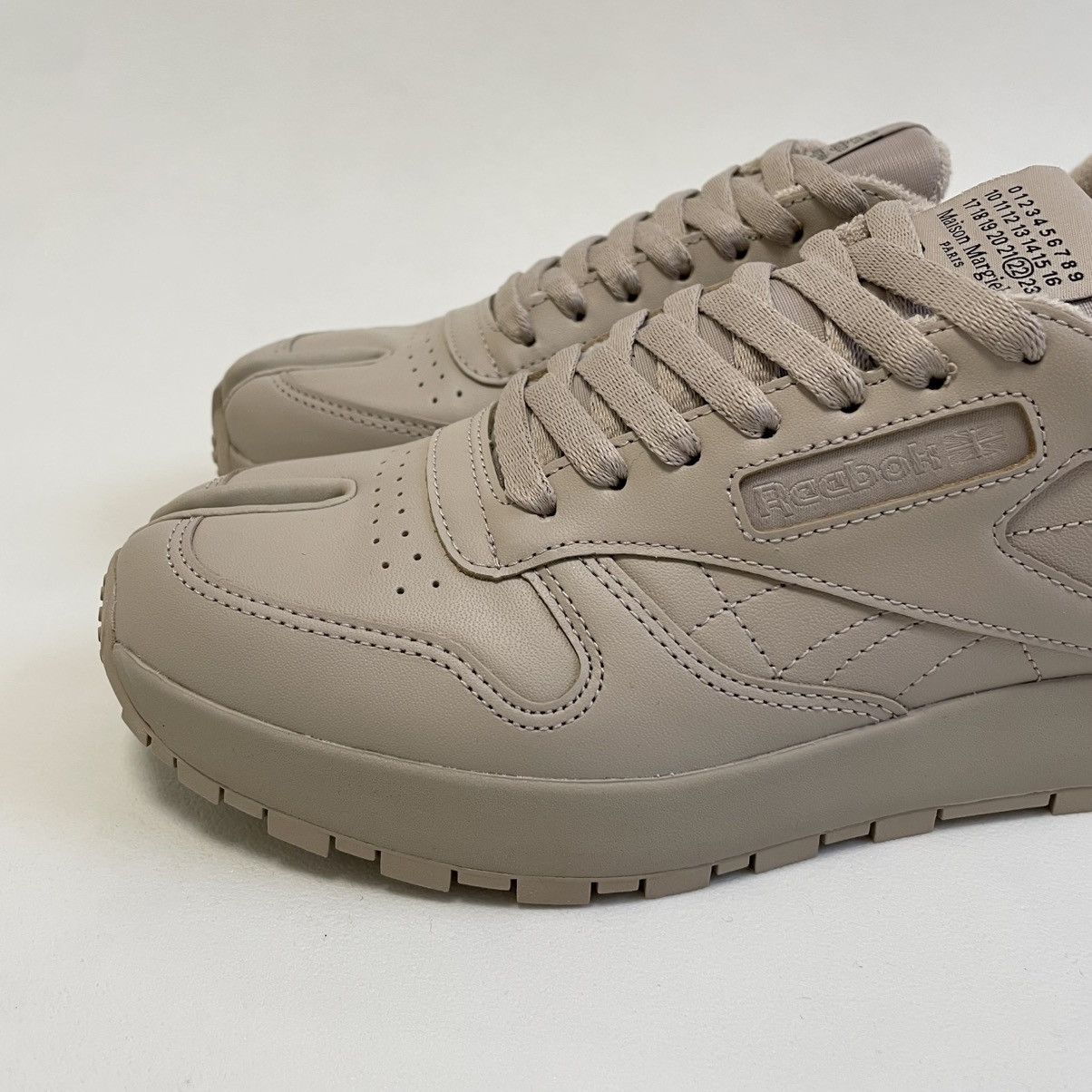 Maison Margiela × Reebok Beige Leather ‘Project 0 CL’ Tabi Sneakers Size US 10 / IT 40 - 18 Thumbnail