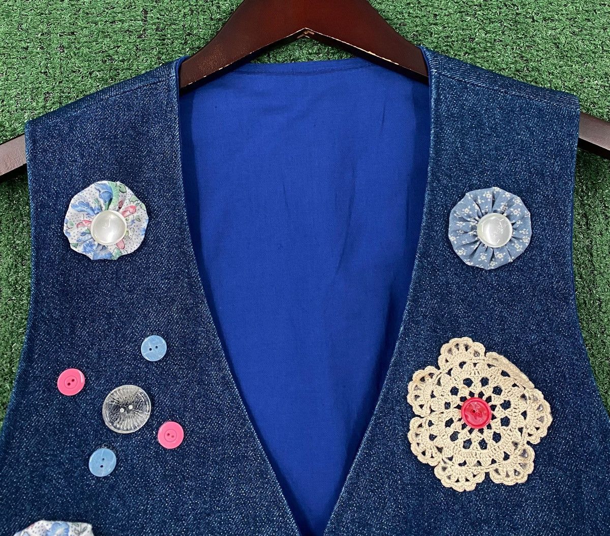 Vintage 90’s Handmade Lace Flowers Embellished Denim Vest Large Size L / US 10 / IT 46 - 2 Thumbnail