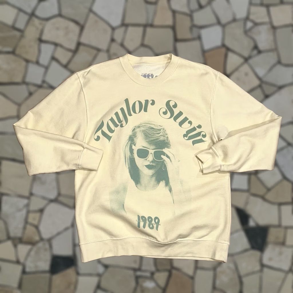 Vintage Taylor Swift 1989 Yellow Sweatshirt Long Sleeve Women M Pullover Crew Neck Graphic Logo Light Yellow Casual Activewear Fall Winter Spring Style Women Size M / US 6-8 / IT 42-44 - 1 Thumbnail