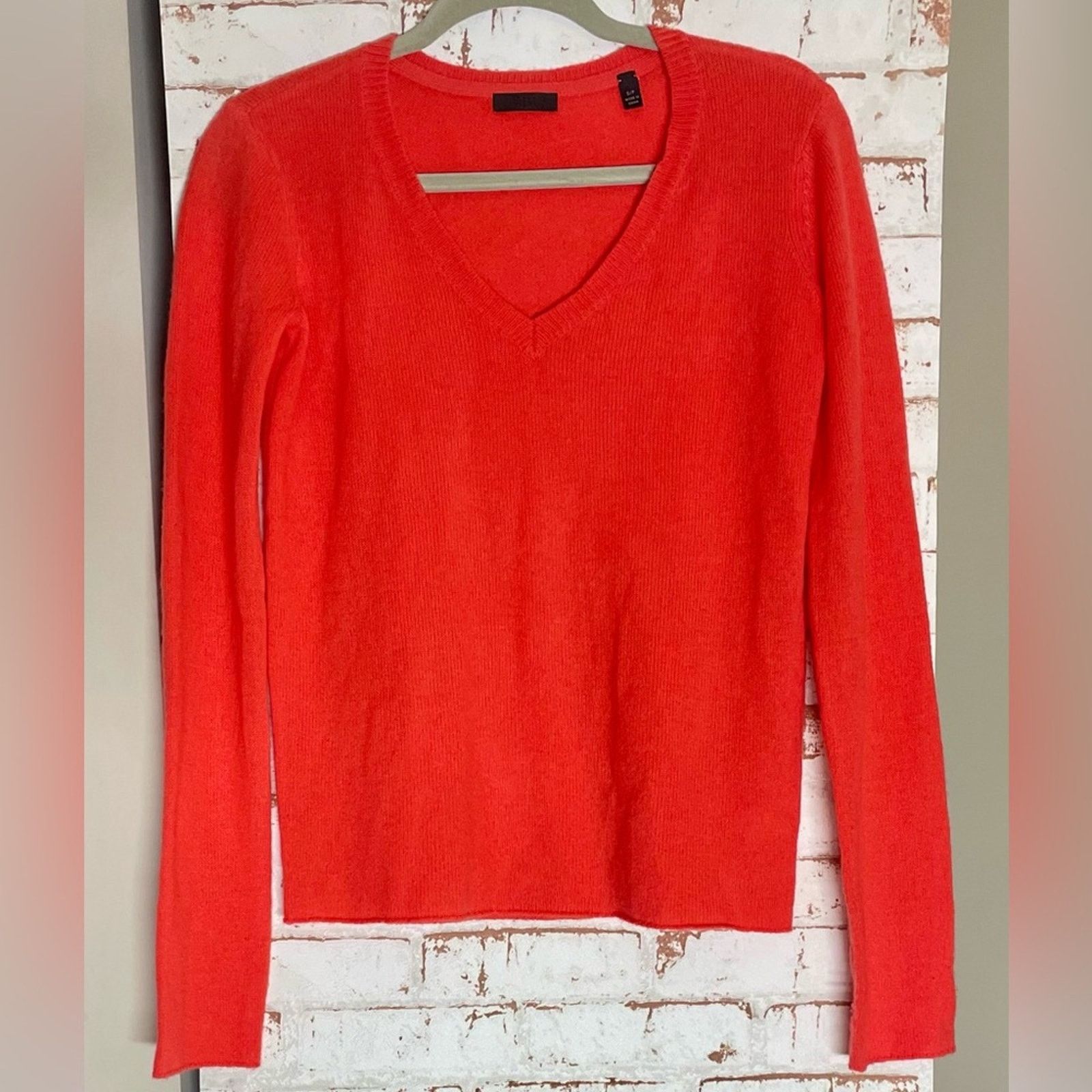 Aritzia Aritzia Cashmere Bright Red V-Neck Sweater Size M / US 6-8 / IT 42-44 - 1 Thumbnail