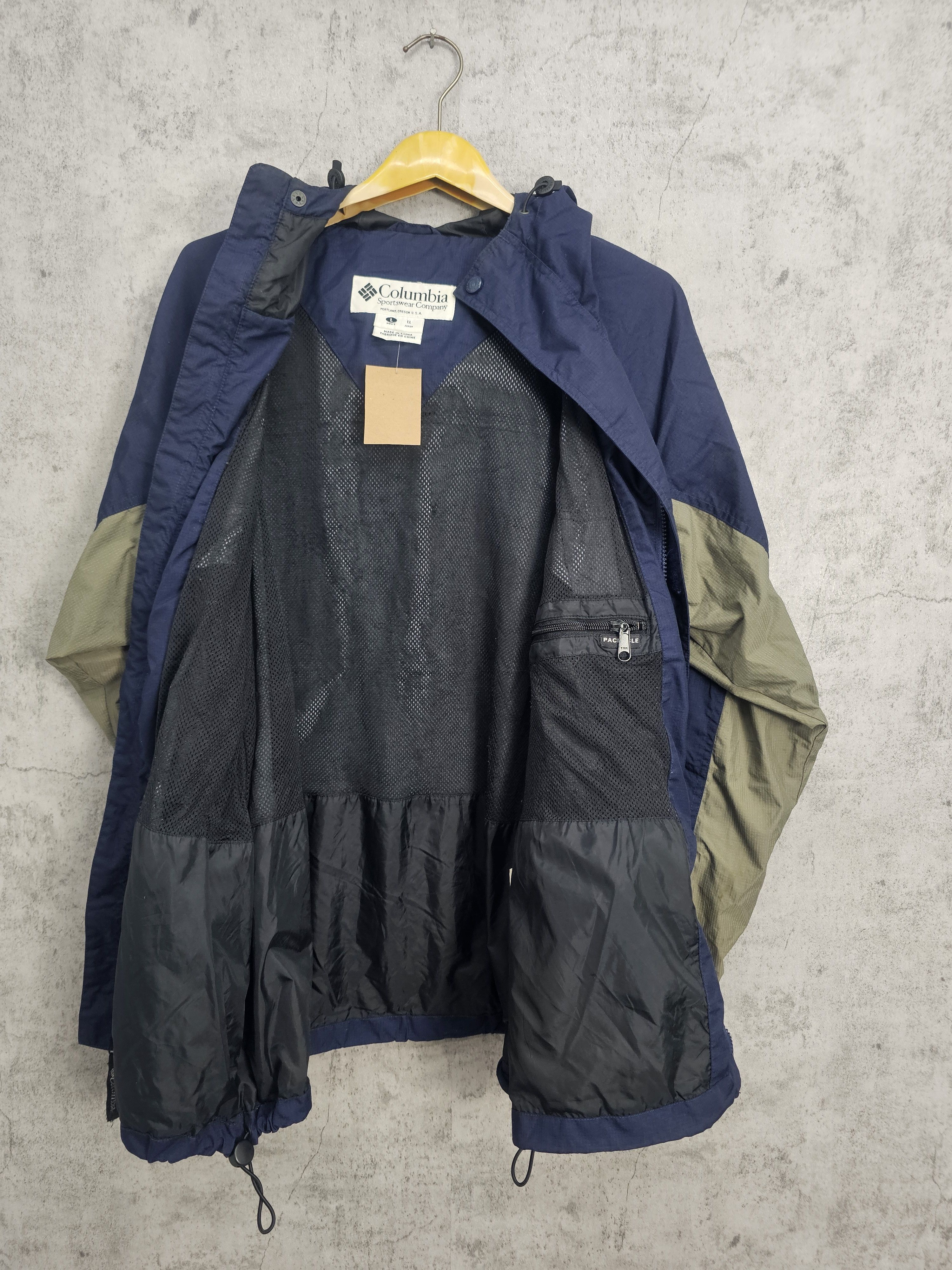 Columbia Vintage Columbia Sportwear Windbreaker Hiking Jacket J0008 Size US L / EU 52-54 / 3 - 3 Thumbnail