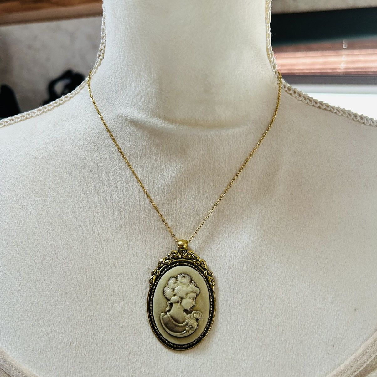 Handmade Handcrafted golden opalescent Victorian lady cameo necklace Size ONE SIZE - 3 Thumbnail