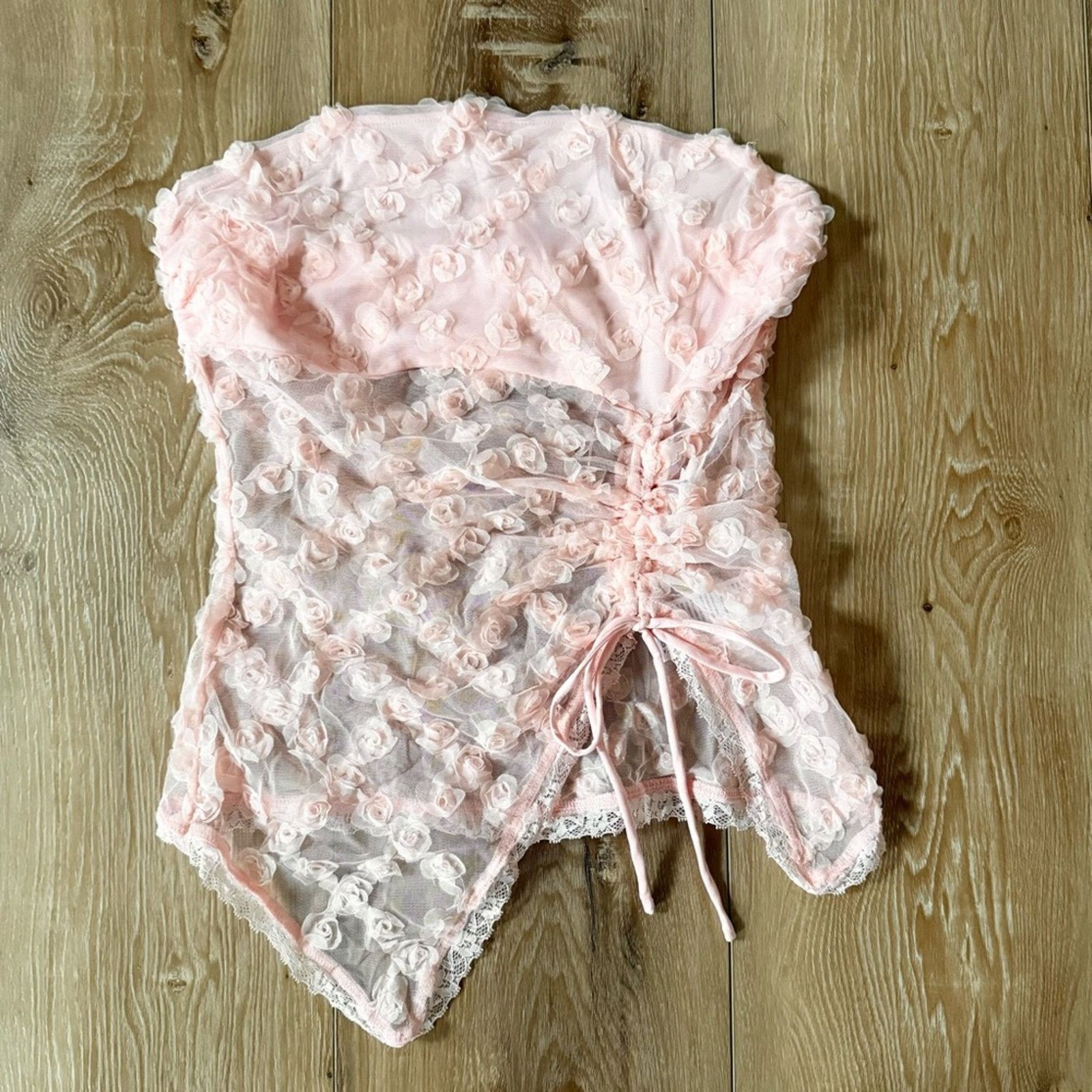 Urban Outfitters Urban Outfitters Kimchi Blue Rosie Floral Tube Top M Size M / US 6-8 / IT 42-44 - 1 Thumbnail
