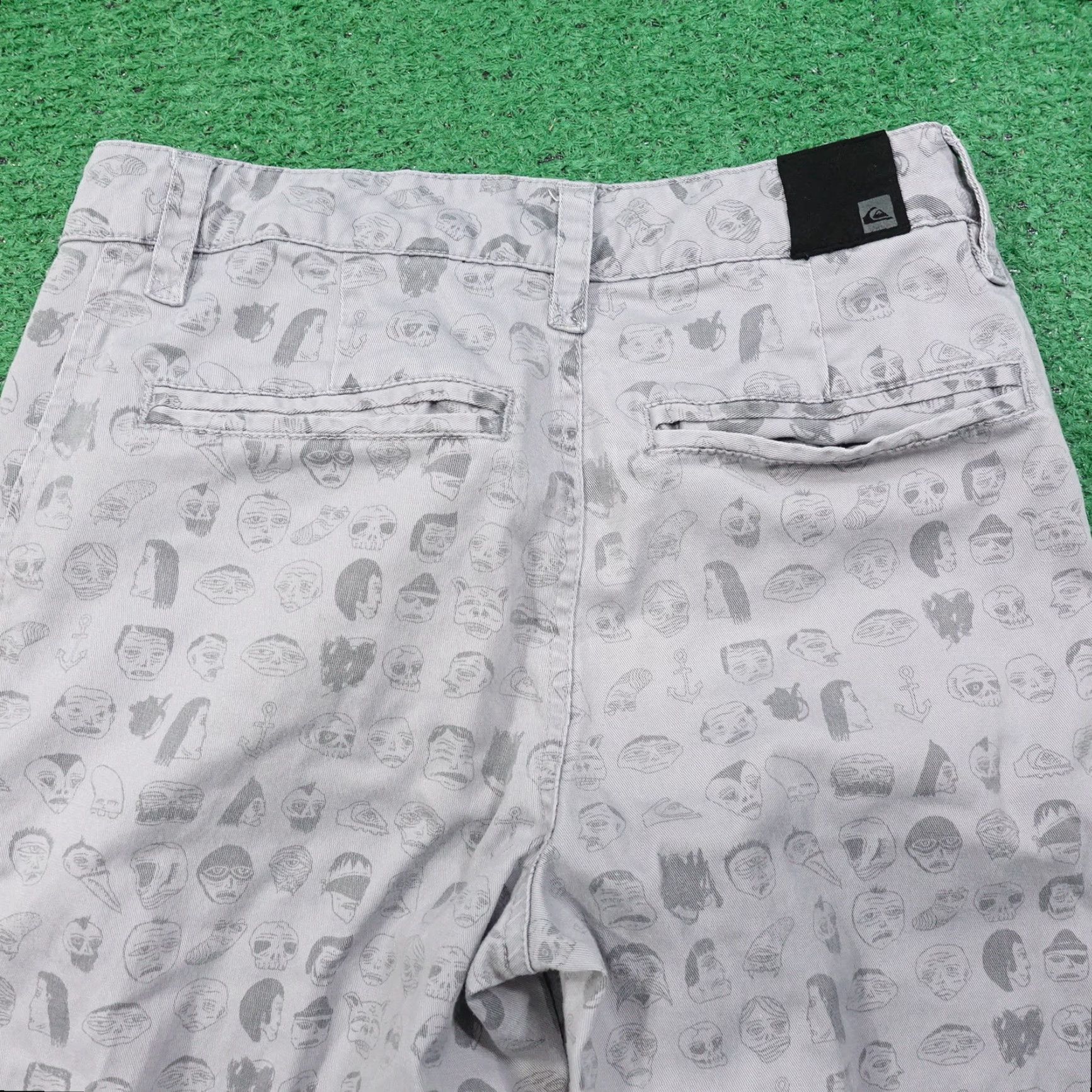 Quiksilver QUIKSILVER Gray Cartoon Faces Flat Front Shorts Adult 26 Gray 27x10 Casual Belt Loops Hard to Find 90s Style Mens Size US 26 / EU 42 - 5 Thumbnail