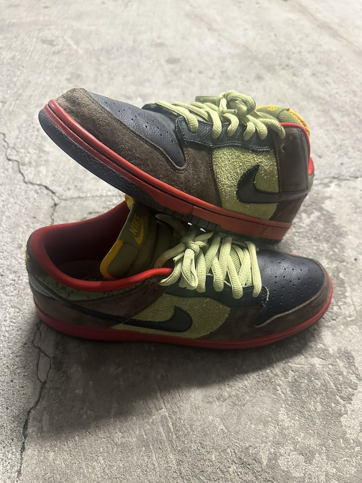 Nike 2009 Nike SB Dunk Low “Asparagus” Size US 11.5 / EU 44-45 - 2 Thumbnail