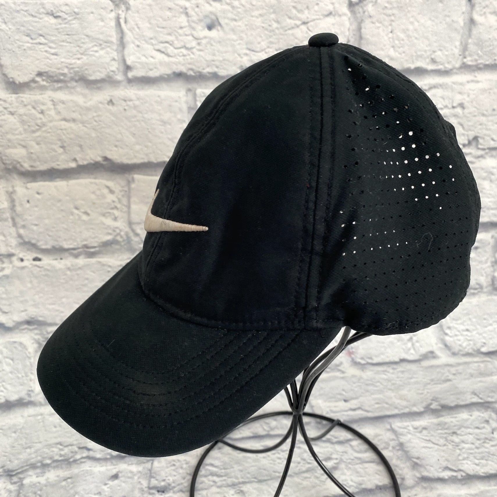 Nike Nike Baseball Golf Hat Strapback Adjustable Embroidered Swoosh Vented Black Hat Size ONE SIZE - 2 Thumbnail