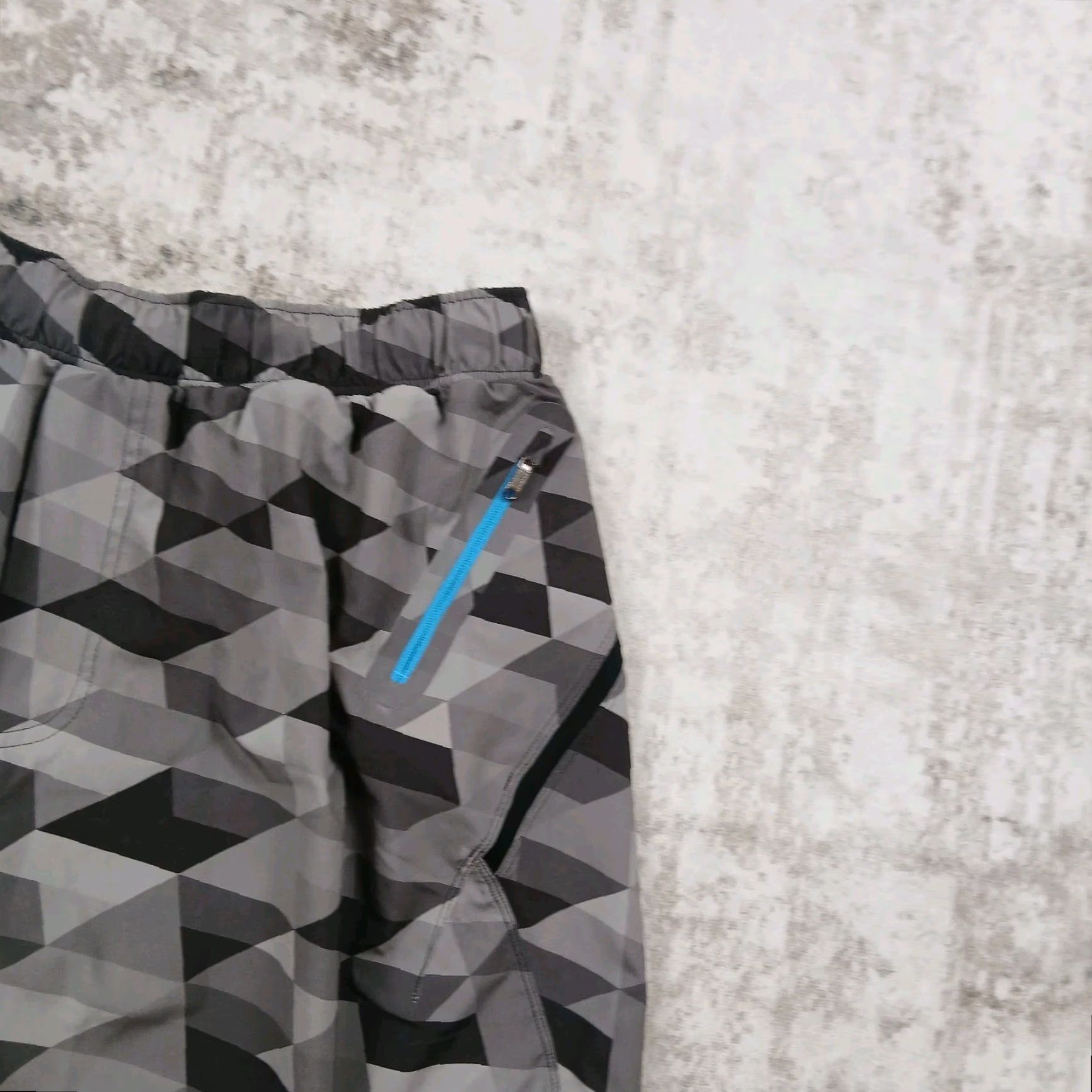 Lululemon Lululemon Lined Shorts Mens Large Gray Geometric Sports Activewear Athletic Pockets Elastic Waist 7in Inseam Mens Size US 33 - 2 Thumbnail