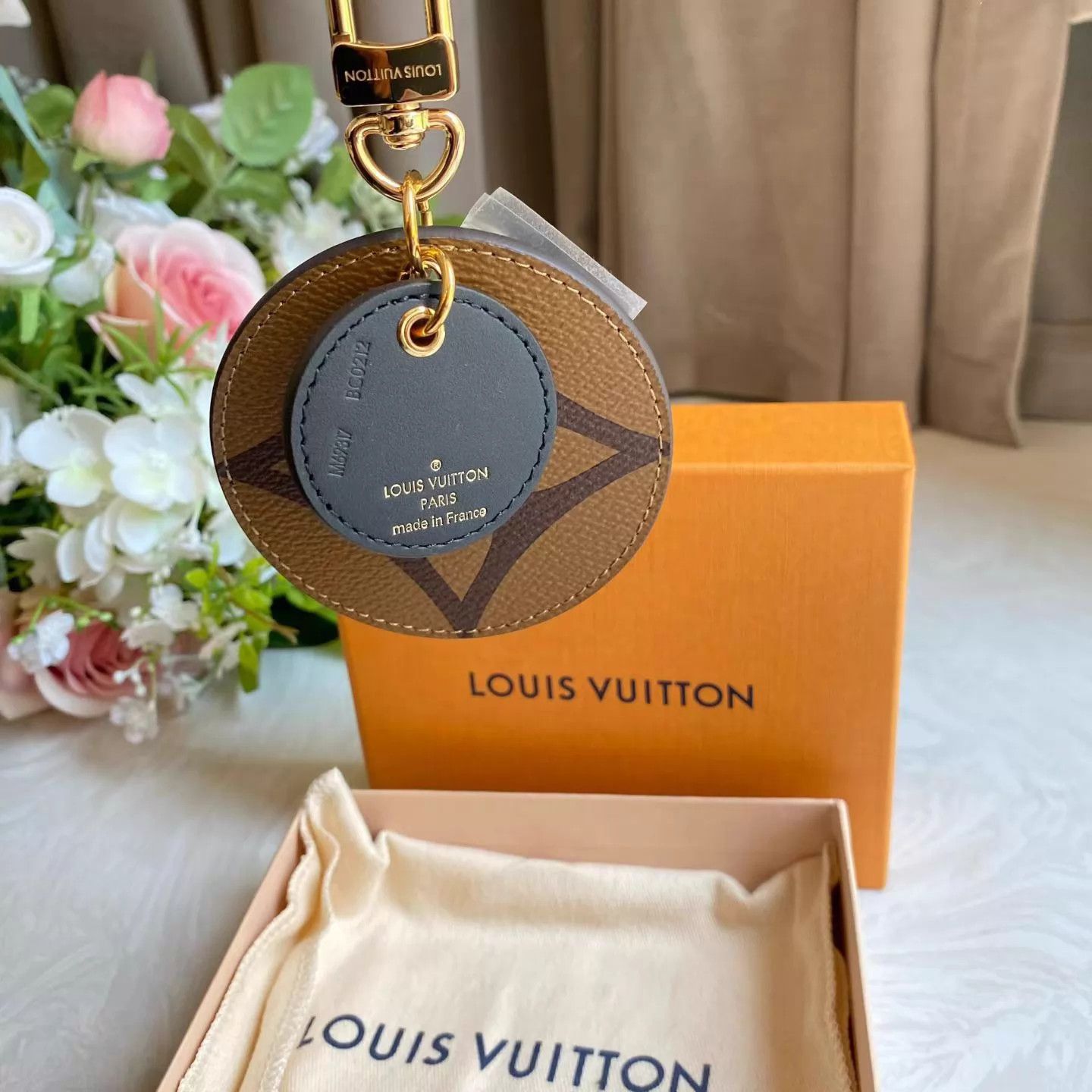 Louis Vuitton LV Monogram 2-Sided Keychain/Bag Charm 22 Like New M943 Size ONE SIZE - 3 Thumbnail