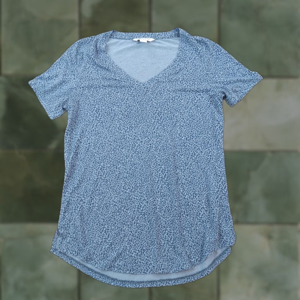Athleta Athleta Blue Cheetah Print V-Neck Short Sleeve Yoga Shirt Womens Medium Size M / US 6-8 / IT 42-44 - 1 Thumbnail