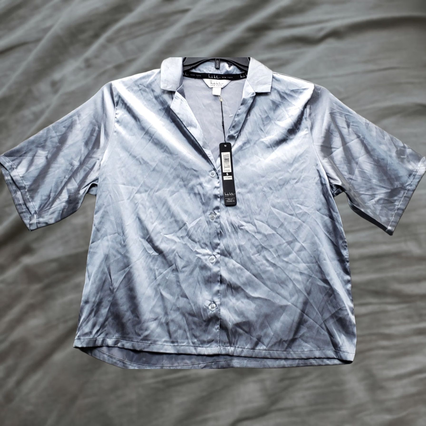 Nicole Miller Nicole Miller Shirt Womens S Gray Satin Stretch Short Sleeve Lapel Button Up Size S / US 4 / IT 40 - 1 Thumbnail