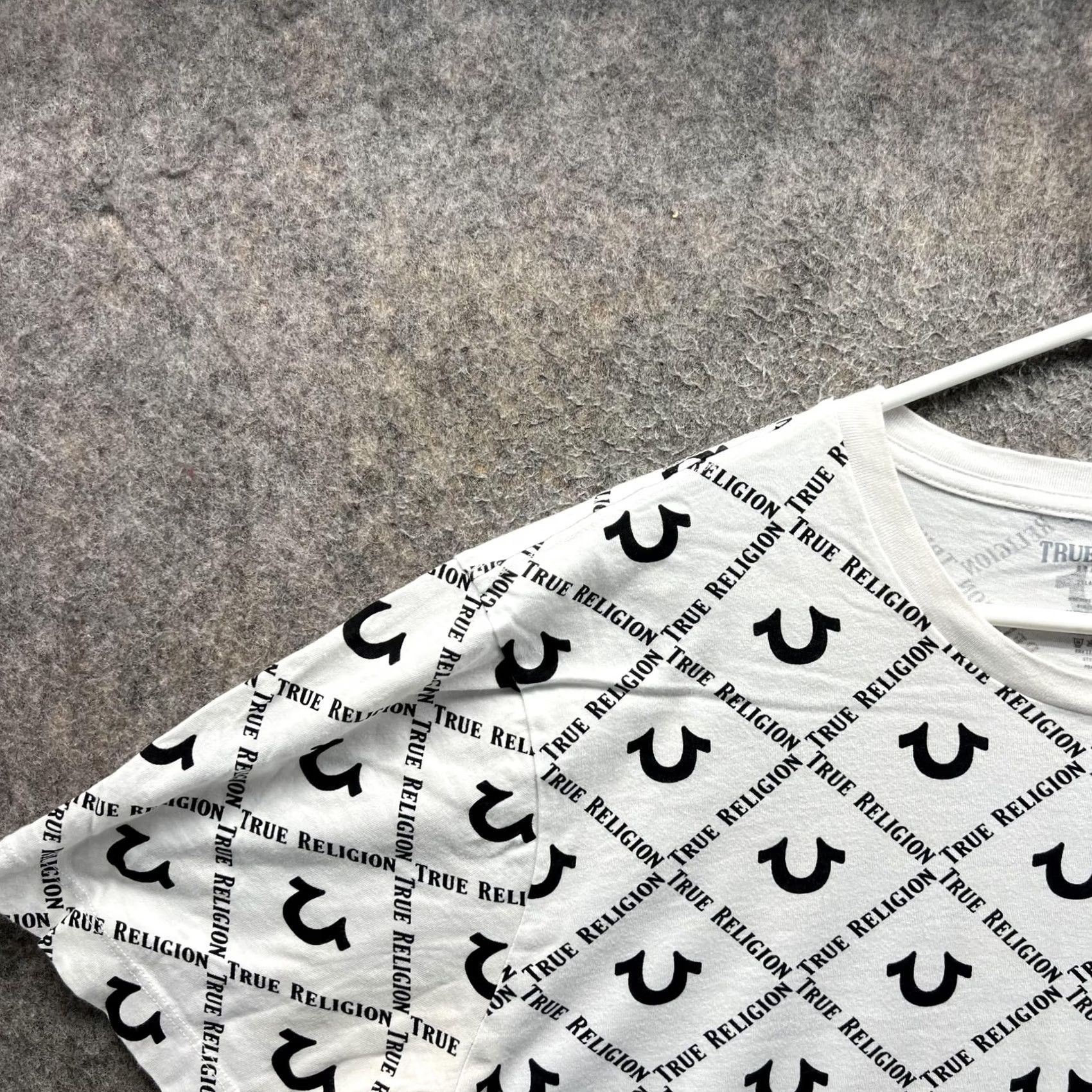 True Religion True Religion Shirt Mens 2XL White Allover Horseshoe Logo Graphic Tee Tagless Shirt Mens 2XL White Graphic Print Logo Tee Size US XXL / EU 58 / 5 - 6 Thumbnail
