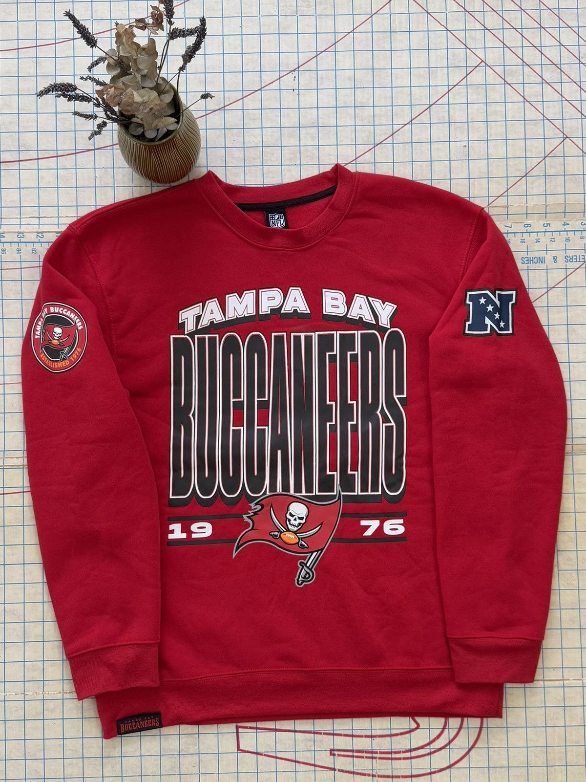 NFL NWOT NFL Team Apparel Tampa Bay Buccaneers Crewneck Large Size US L / EU 52-54 / 3 - 1 Thumbnail