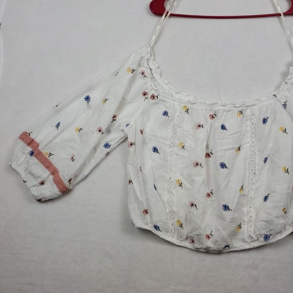 Forever 21 FOREVER 21 Floral Embroidered White Flutter Sleeve Crop Top Women's 2X Festival Apparel Shirt Crop Top Size XXL / US 16-18 / IT 52-54 - 2 Thumbnail
