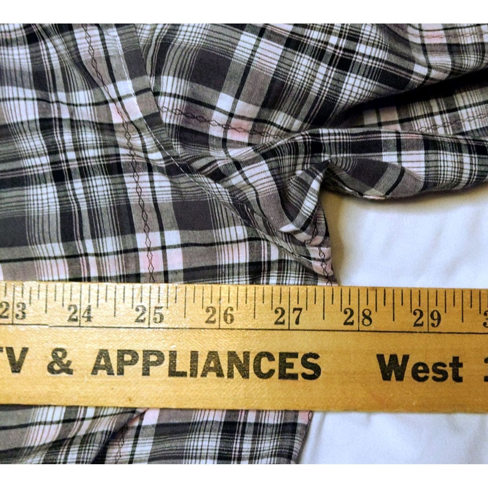 Wrangler Wrangler Shirt Mens XL Gray Pink Plaid Western Casual Workwear Button-Up Long Sleeve + Pocketed Button-Front Western Theme Mens Size US XL / EU 56 / 4 - 7 Thumbnail