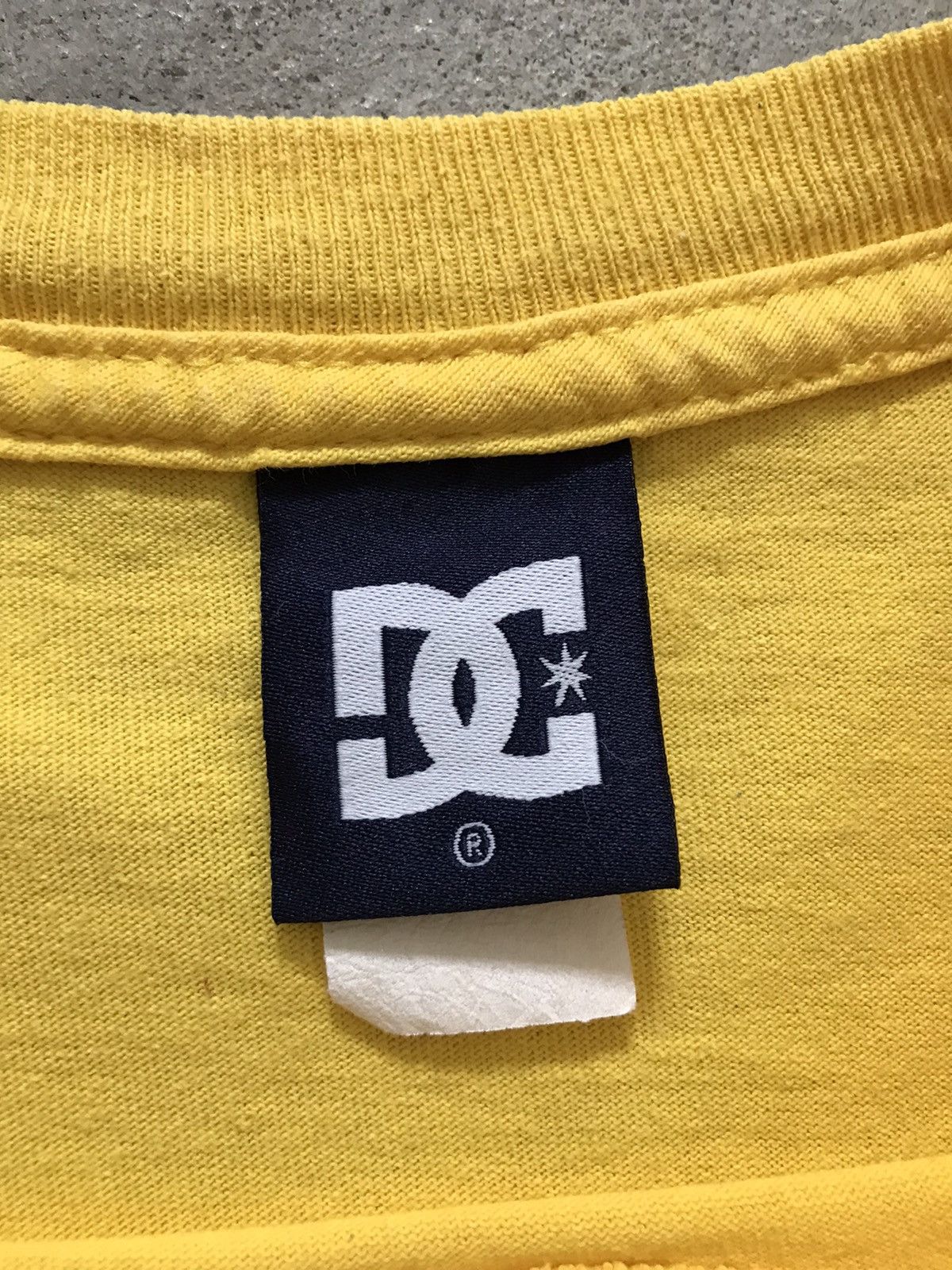 Vintage Vintage DC SHOES CO USA Skateboarding T-shirt Size US L / EU 52-54 / 3 - 9 Thumbnail