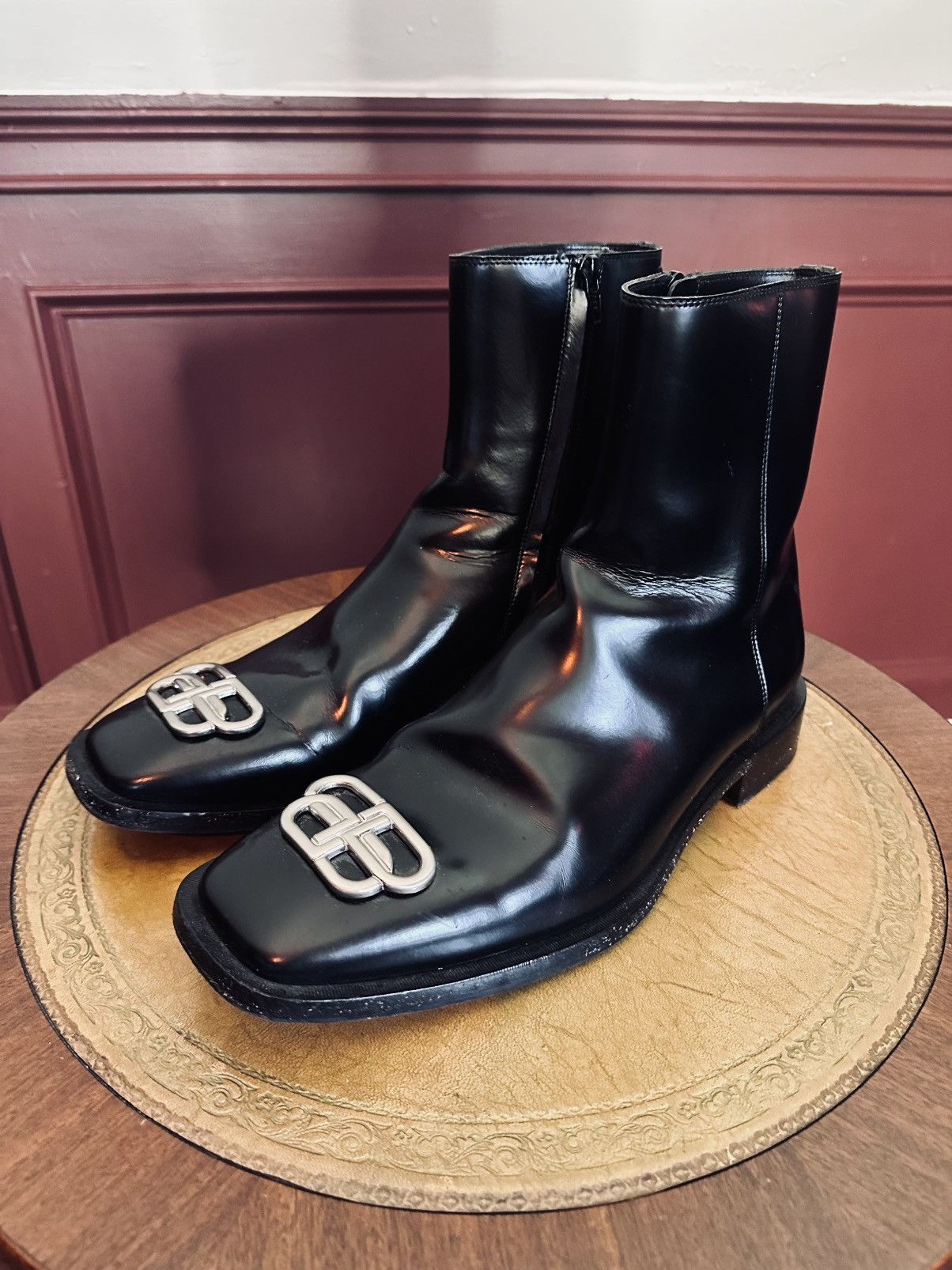 2019 metal monogram badge square toe boots Italy 43