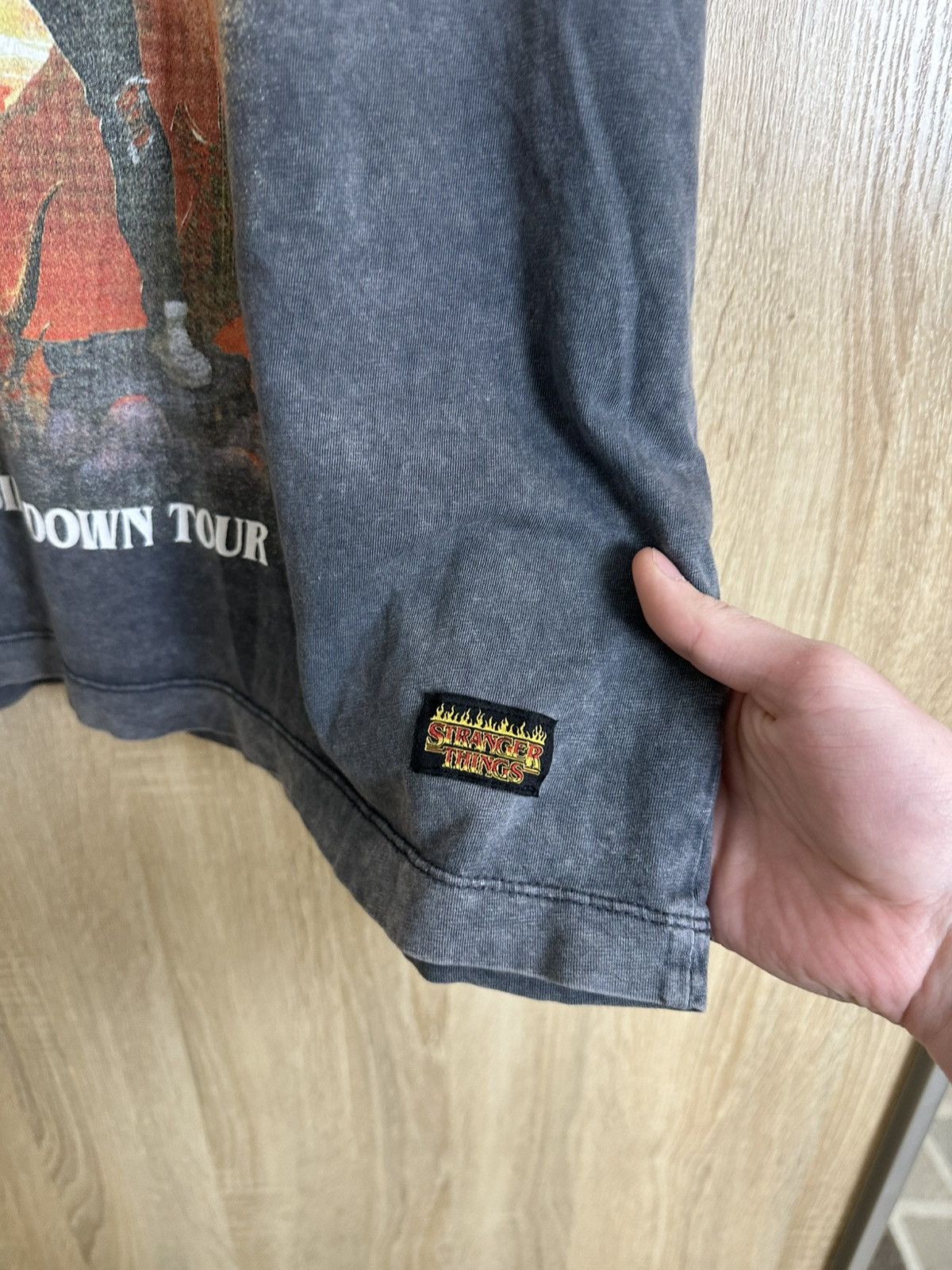 Vintage 🔥 Stranger Things Eddie Munson The Upside Down Tour 86 Shirt Size US M / EU 48-50 / 2 - 3 Thumbnail