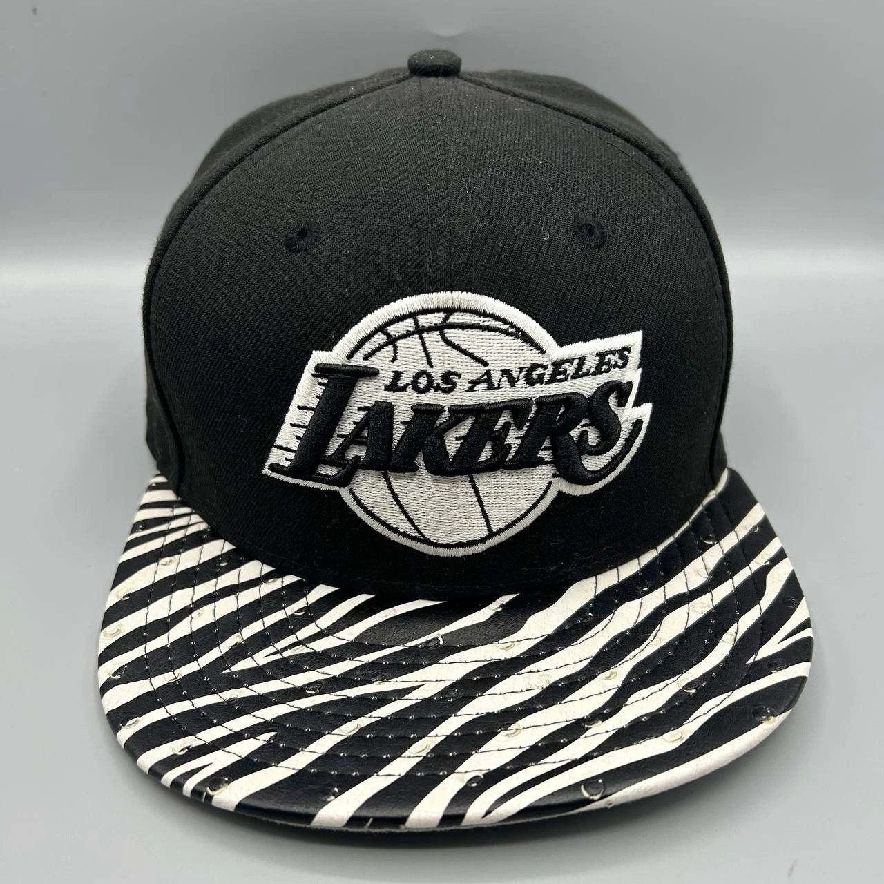 New Era Los Angeles LA Lakers Hat Men M-L Black White NBA Strap Back Size ONE SIZE - 1 Thumbnail