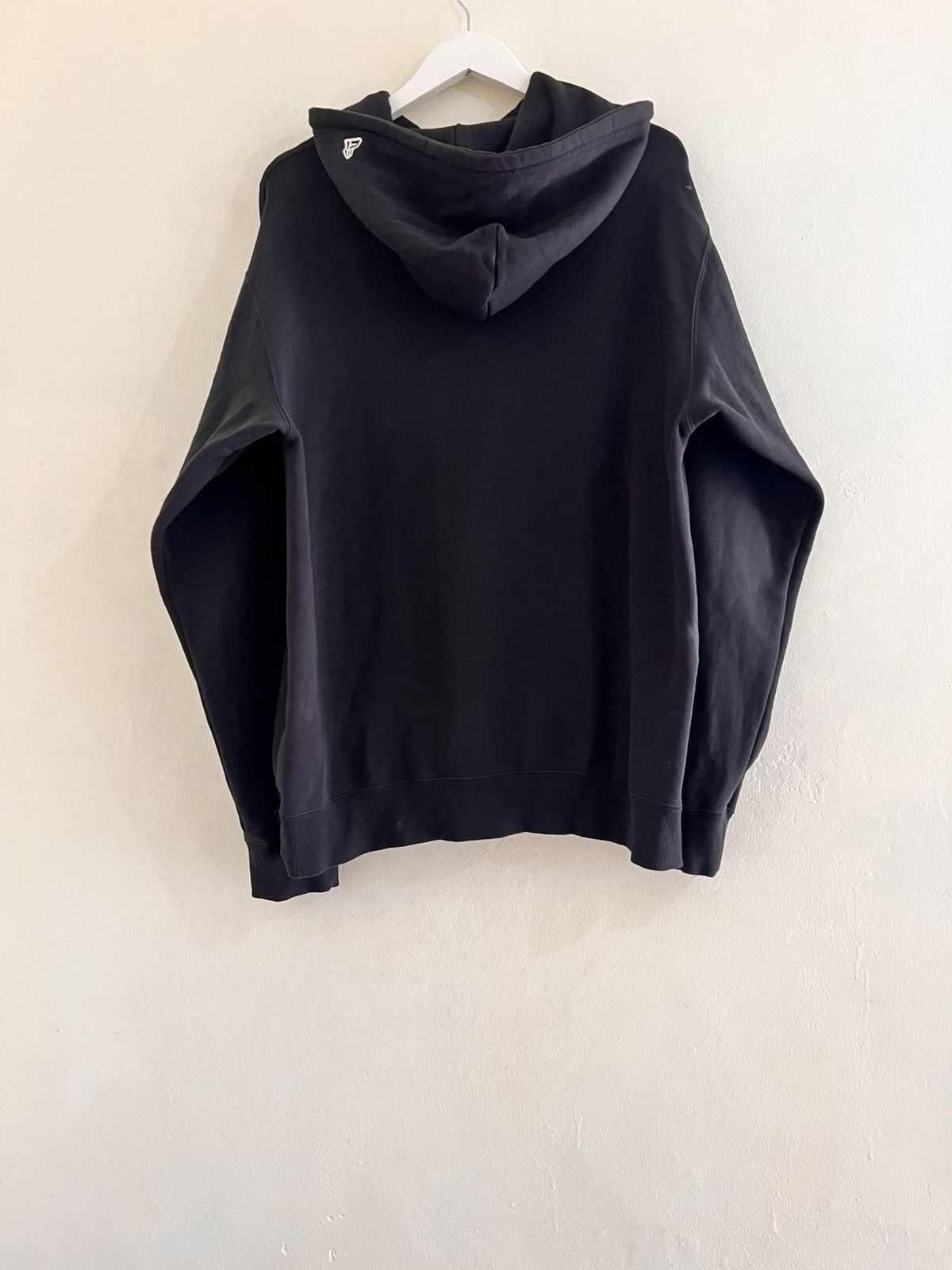 New Era × Yohji Yamamoto NEW ERA X YOHJI YAMAMOTO EMBROIDERED LOGO HOODIE Size US XL / EU 56 / 4 - 4 Thumbnail