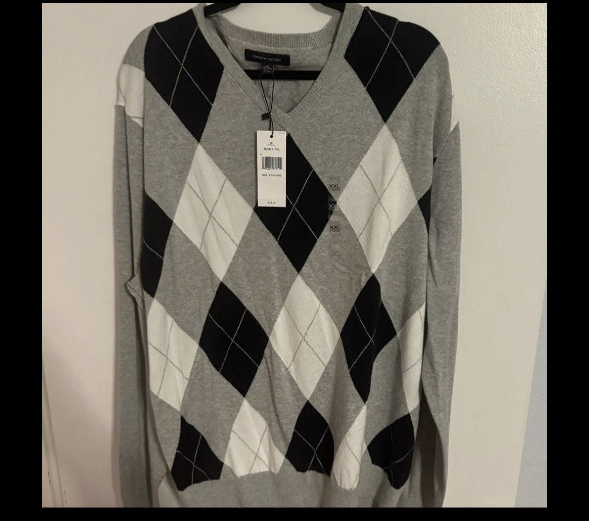 Tommy Hilfiger Tommy Hilfiger sweater is a V-neck fit Size US XXL / EU 58 / 5 - 1 Thumbnail