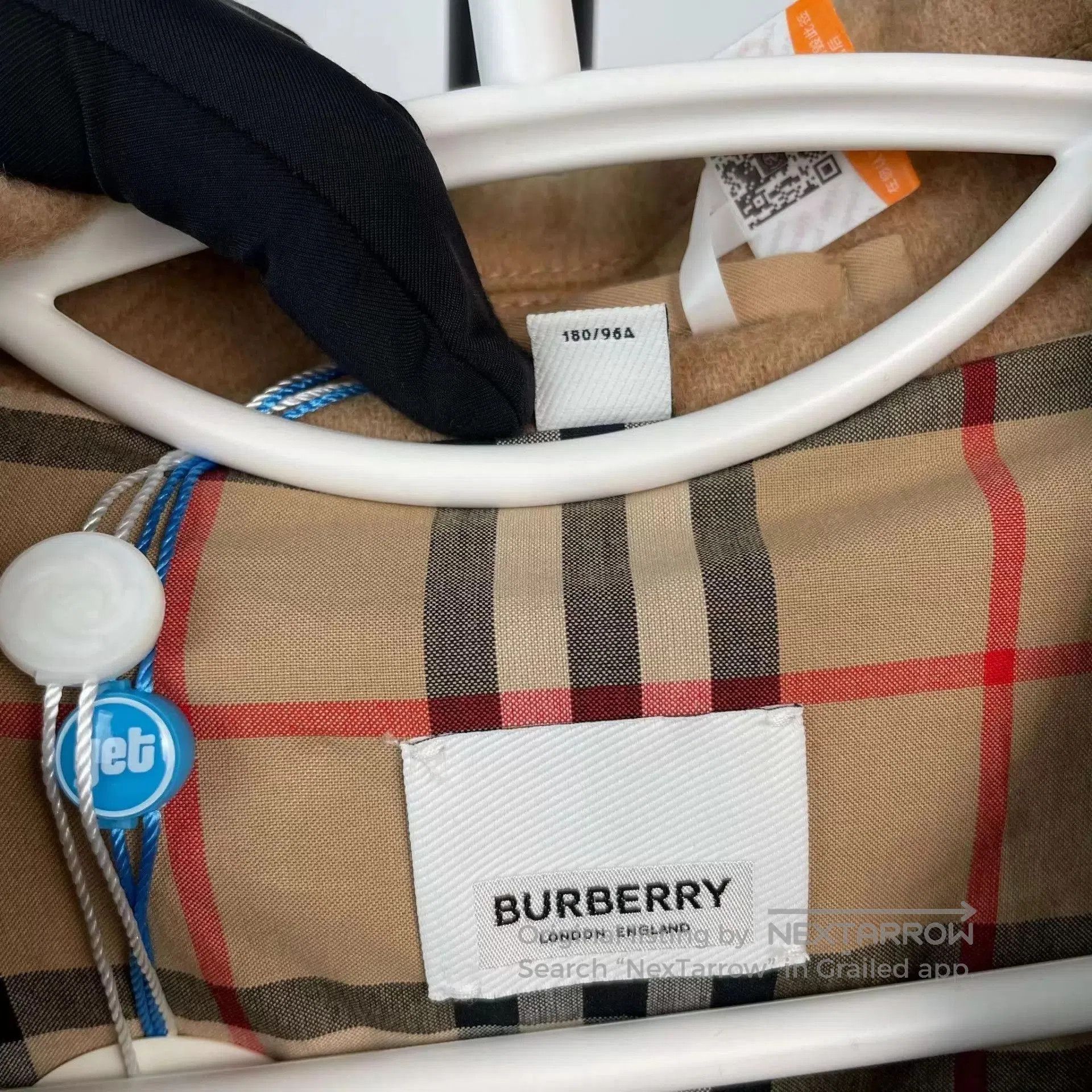 Burberry Beige Long Coat with Collar - Size M. Size US M / EU 48-50 / 2 - 4 Thumbnail