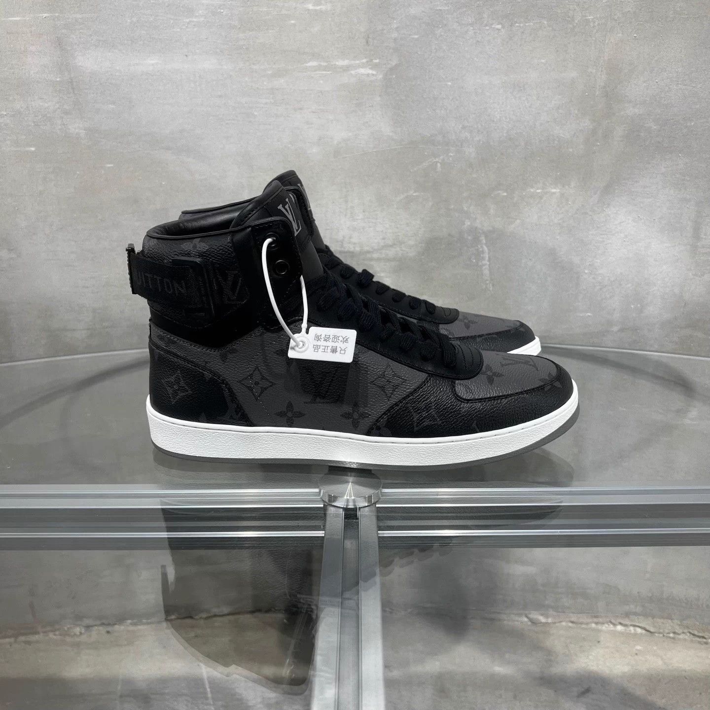 Louis Vuitton Louis Vuitton Rivoli Black Monogram Sneakers UK7 Size US 7 / EU 40 - 4 Thumbnail