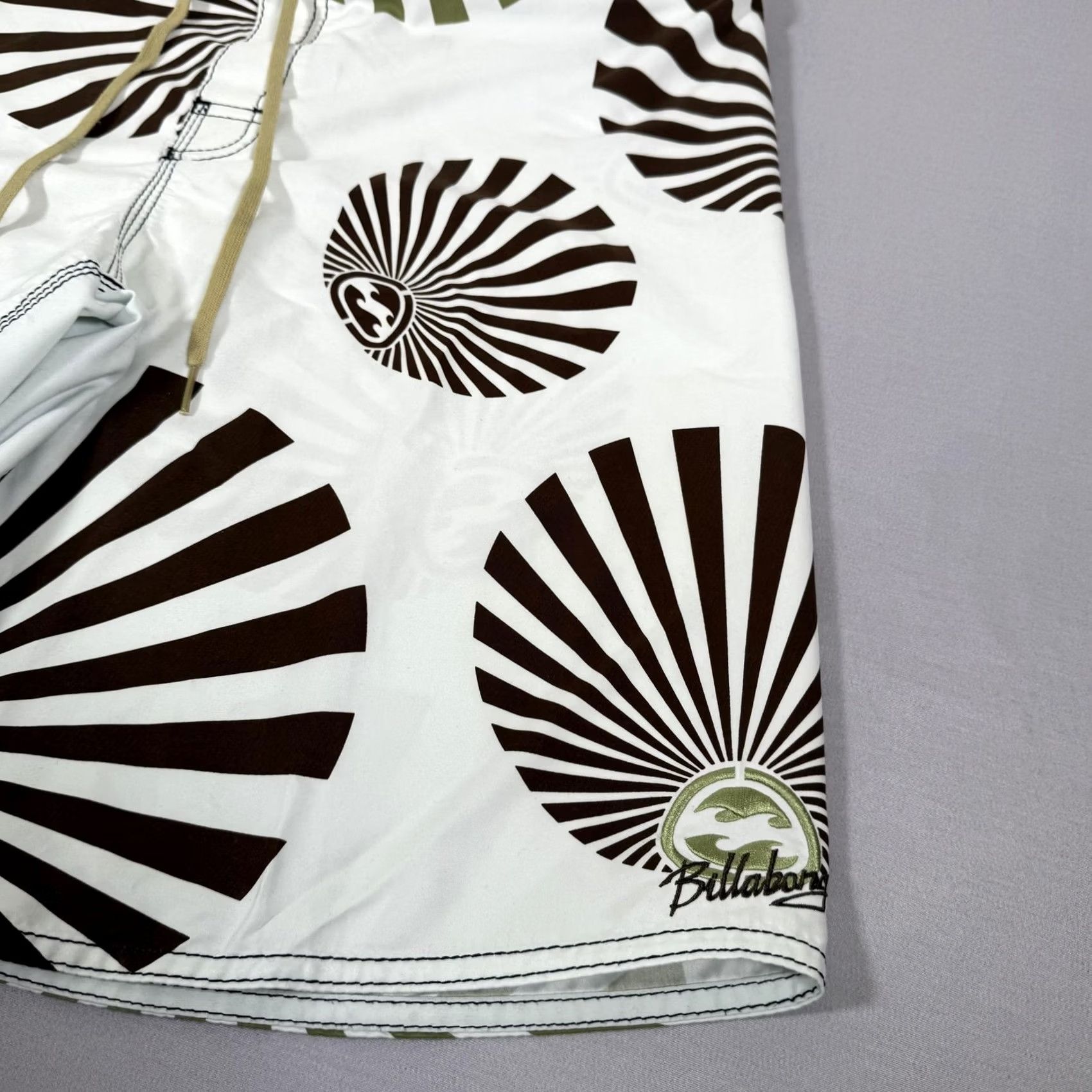 Billabong VINTAGE Billabong Shorts Mens 34 White Rising Sun Surf Geometry Geometric Board Swim Quick Dry Pockets Drawstring Size US 34 / EU 50 - 3 Thumbnail