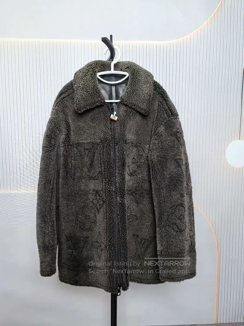 Louis Vuitton Louis Vuitton Reversible fur one-piece teddy jacket Size US M / EU 48-50 / 2 - 1 Thumbnail