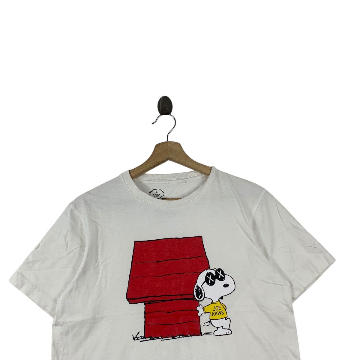 Kaws × Peanuts × Uniqlo KAWS x PEANUTS x UNIQLO Joe Illustration Cartoon Tee Shirt Size M / US 6-8 / IT 42-44 - 2 Thumbnail