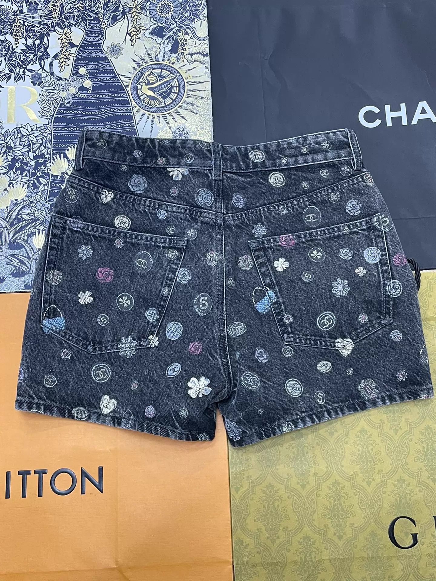 Chanel Chanel 25B Black Printed Denim Shorts Size 36 Size 26" / US 2 / IT 38 - 3 Thumbnail