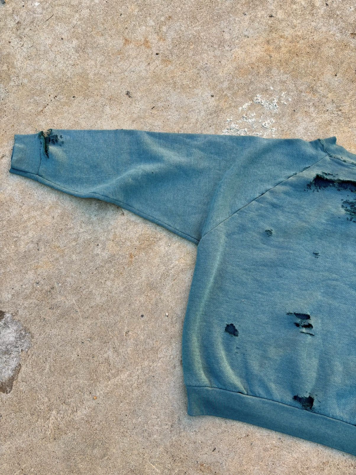 Vintage Thrashed Fruit Of The Loom Sweatshirt Size US L / EU 52-54 / 3 - 18 Thumbnail