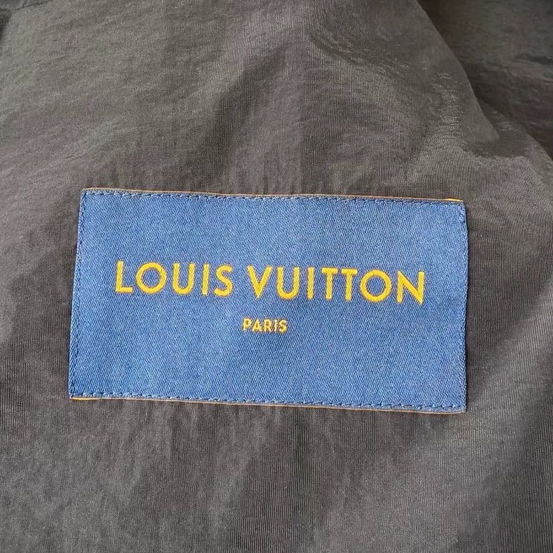 Louis Vuitton louis vuitton embossed logo black jacket-2507 Size US M / EU 48-50 / 2 - 3 Thumbnail