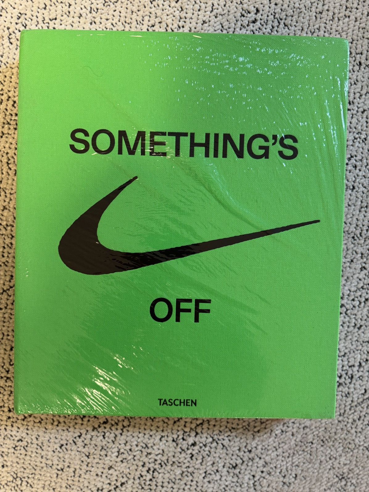 Nike × Taschen × Virgil Abloh “something’s off” ::……. Virgil Albloh by Taschen Size ONE SIZE - 2 Thumbnail