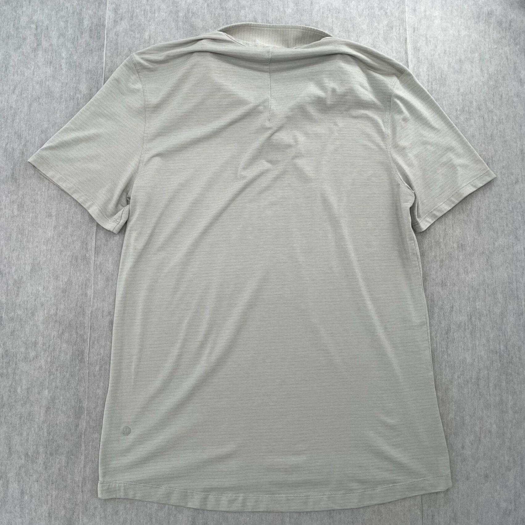 Lululemon VINTAGE Lululemon Polo Shirt Men Large Gray Tech Short Sleeve Activewear Logo 2010s Size US L / EU 52-54 / 3 - 2 Thumbnail