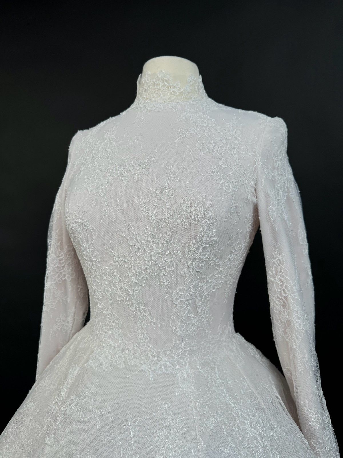 Other Brand New US 8 Anna Augusta French Corded Lace Wedding Dress Size M / US 6-8 / IT 42-44 - 4 Thumbnail