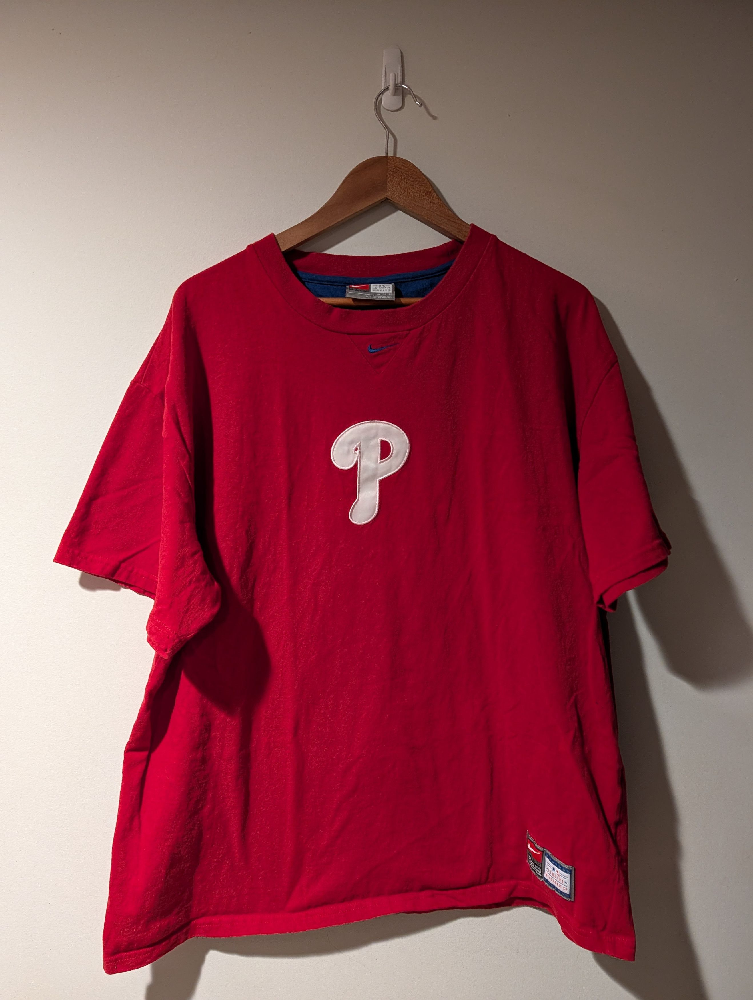 MLB Vintage Y2K Phillies MLB Baseball Nike Center Swoosh T-Shirt Size US XL / EU 56 / 4 - 1 Thumbnail