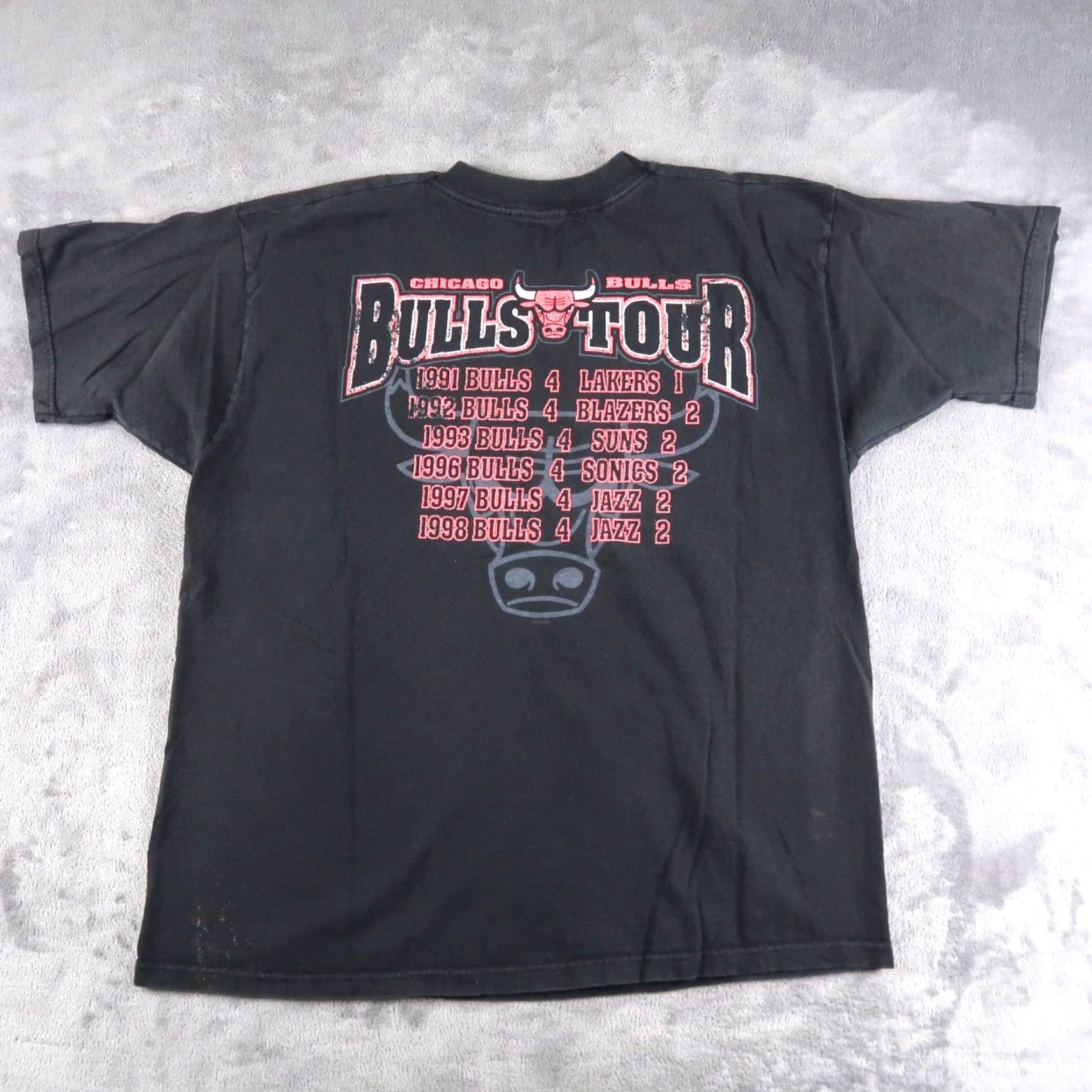 Starter VINTAGE Chicago Bulls Tour 1998 Champions Graphic T-Shirt XL Men Black 90s NBA Starter Shirt Sports Boys Size US XL / EU 56 / 4 - 2 Thumbnail