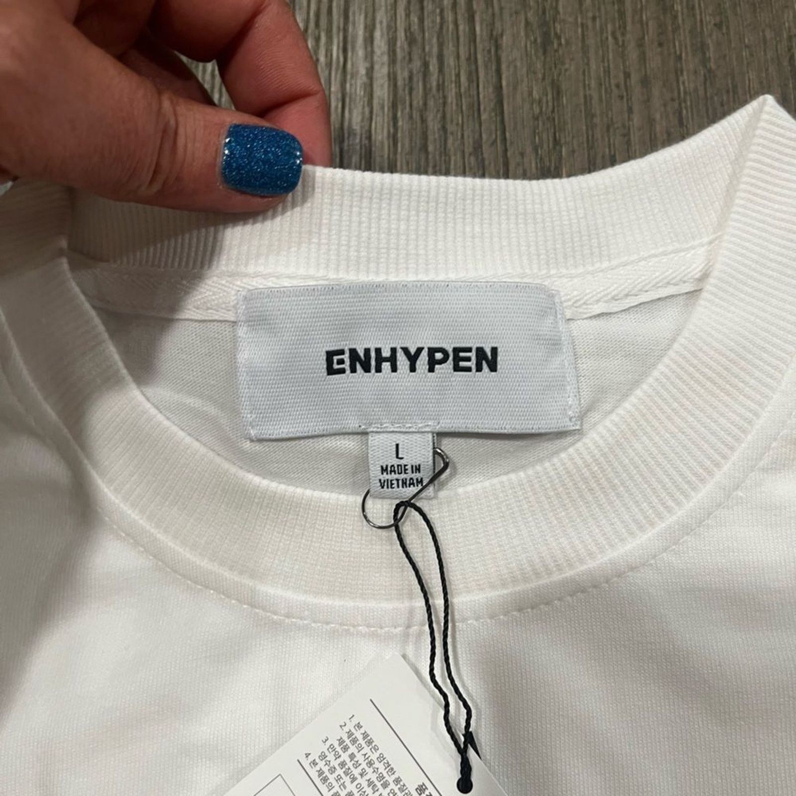 Vintage NWT Enhypen Band Dawn Dusk White Long Sleeve T-Shirt Size L Size US L / EU 52-54 / 3 - 11 Thumbnail