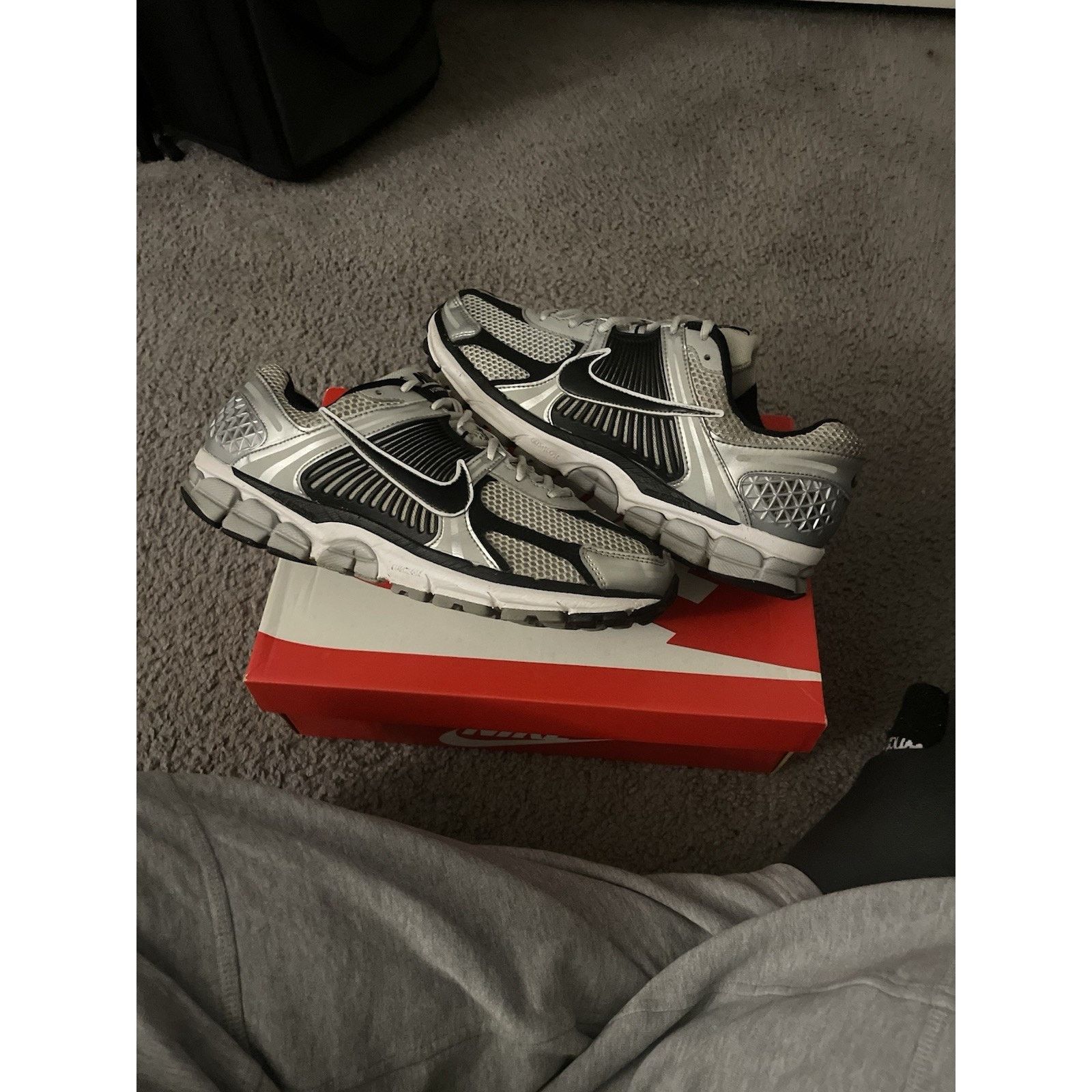 Nike Size 10 - Nike Zoom Vomero 5 ‘Metallic Silver/Black’ Size US 10 / EU 43 - 2 Thumbnail