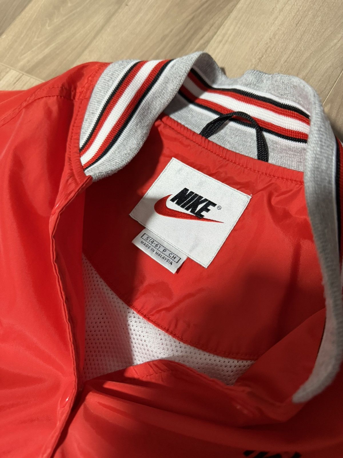 Nike Vintage 90s Nike Big Logo Nylon Jacket Size S / US 4 / IT 40 - 5 Thumbnail