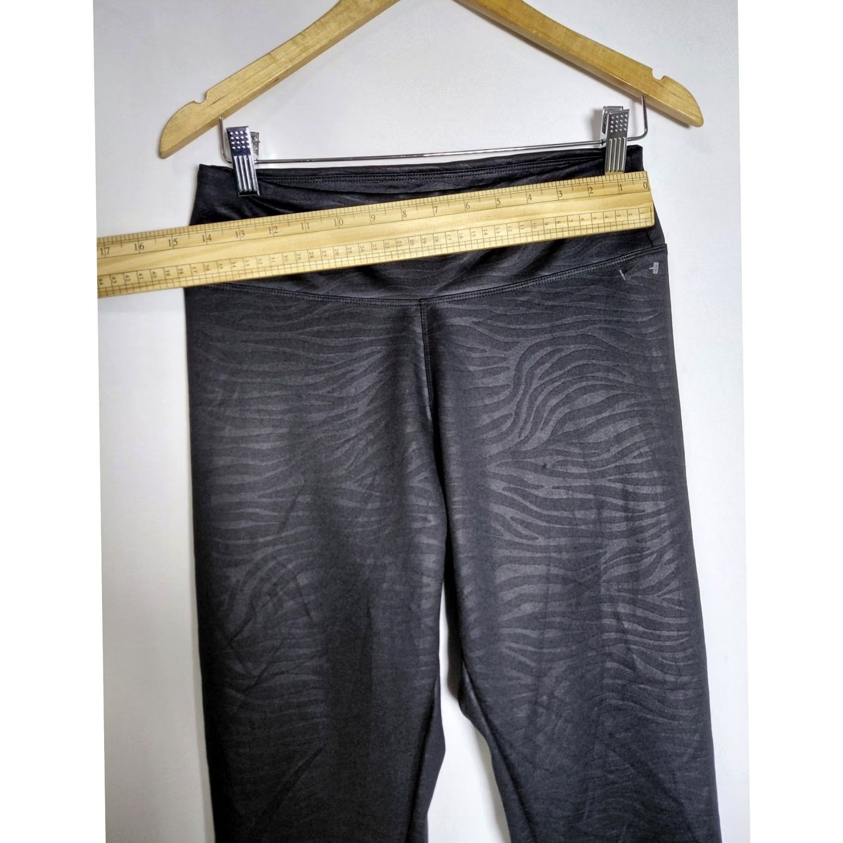 Express EXPRESS Black Solid Knit High Rise Leggings Women M Knit Polyester Spandex Activewear Gym Running Ankle (Regular) Far Fall Spring Size 32" / US 10 / IT 46 - 4 Thumbnail